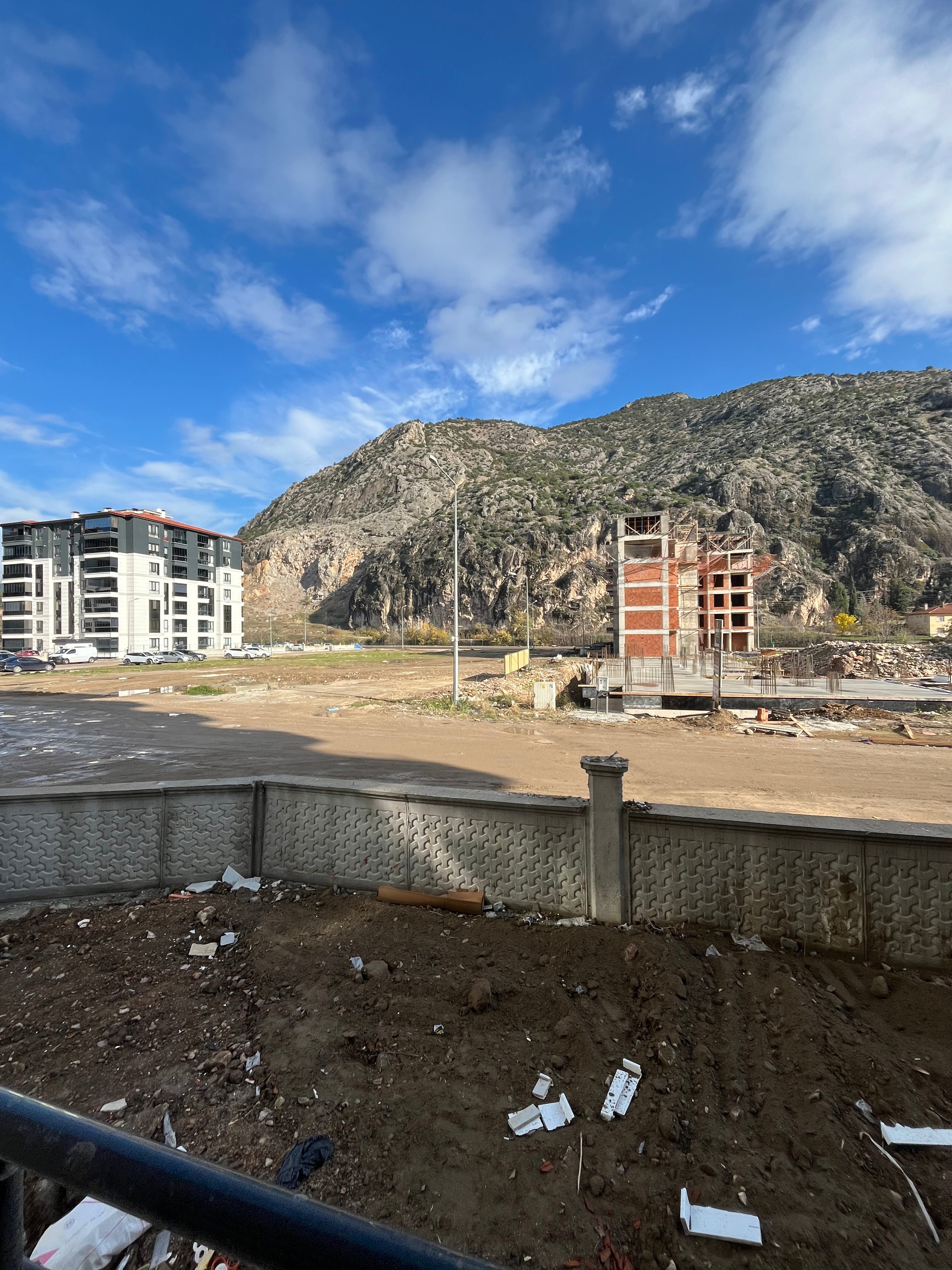 GÖLLÜ BAĞLARINDA YATIRIM FIRSATI! GENİŞ VE FERAH 1+1 DAİRE