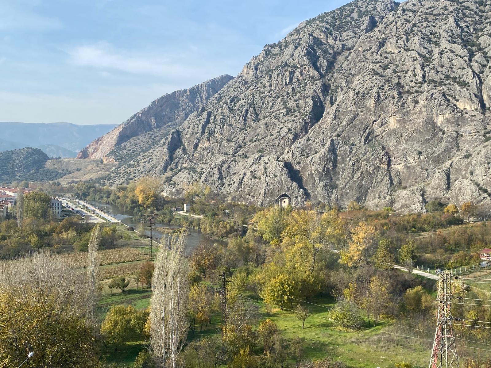 ZİYARET AYNALI MAĞARA ALTI IRMAK KENARI YAN YANA SATILIK ARSA TAKASA AÇIK