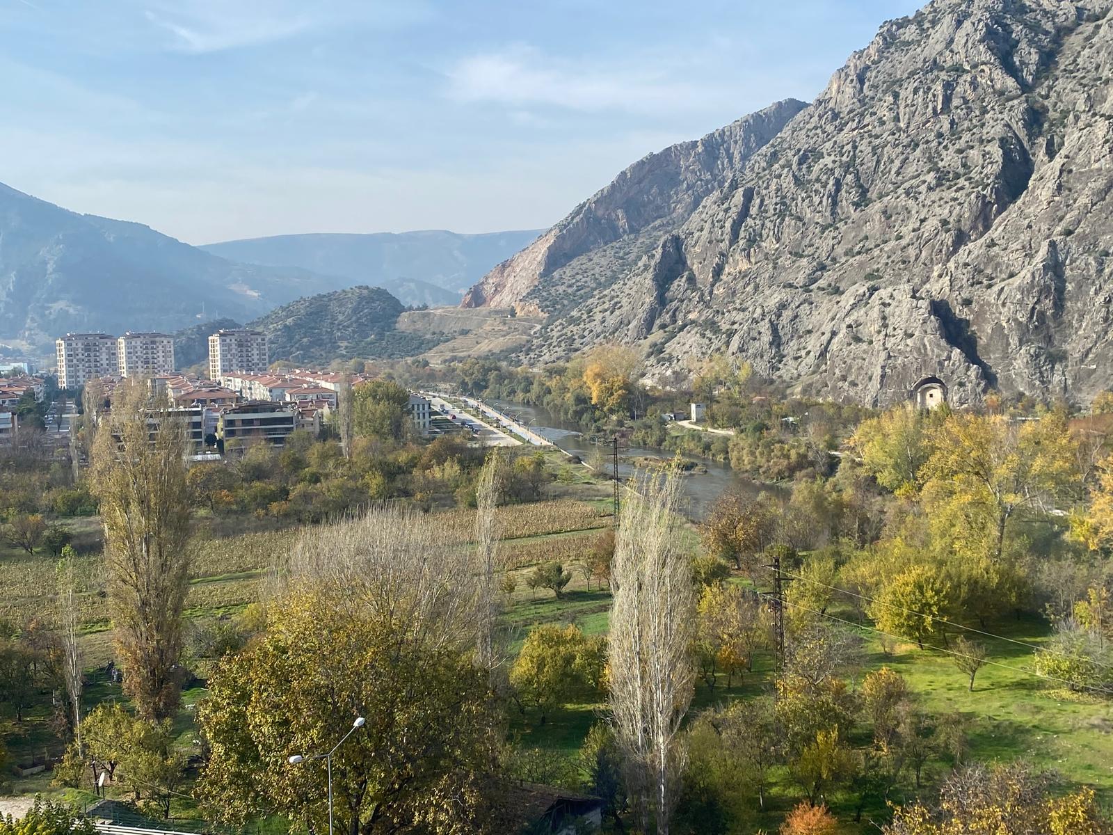 ZİYARET AYNALI MAĞARA ALTI IRMAK KENARI YAN YANA SATILIK ARSA TAKASA AÇIK