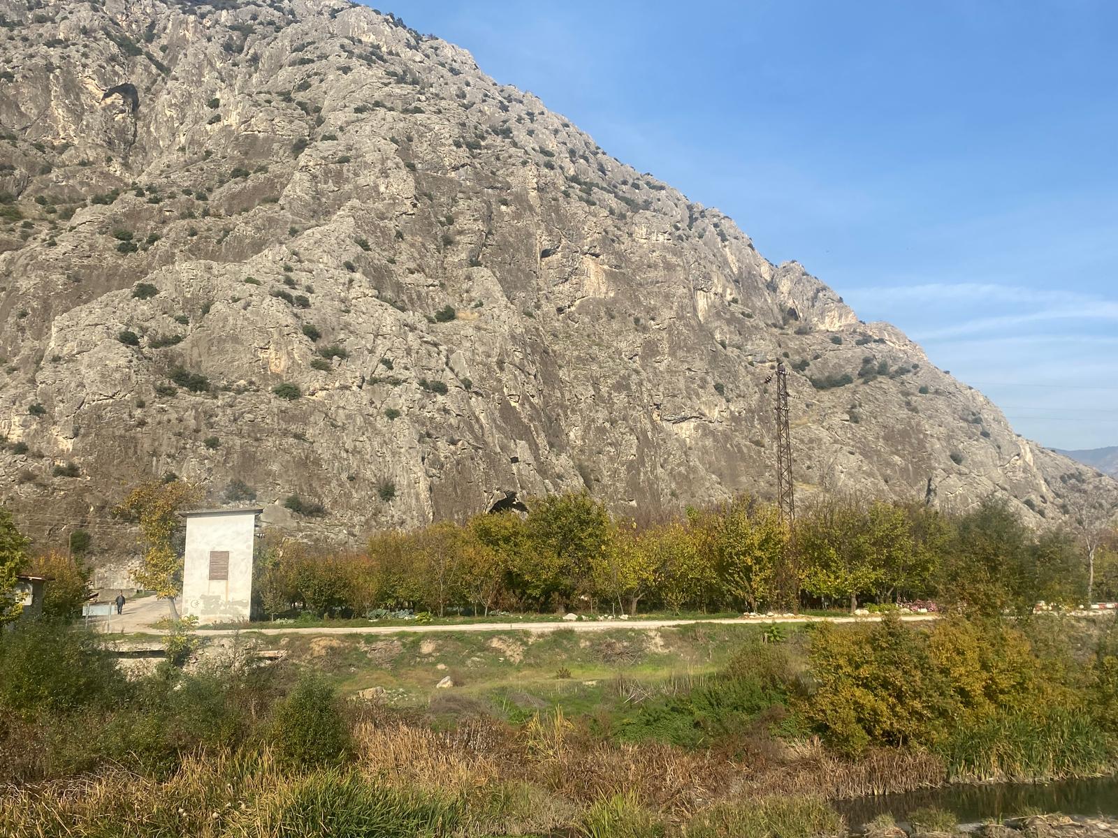 ZİYARET AYNALI MAĞARA ALTI IRMAK KENARI YAN YANA SATILIK ARSA TAKASA AÇIK