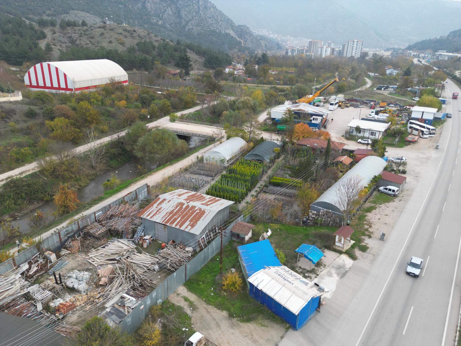 GÖLLÜDE TAKASA AÇIK ANA CADDE KENARI 887 METREKARE YATIRIM FIRSATI