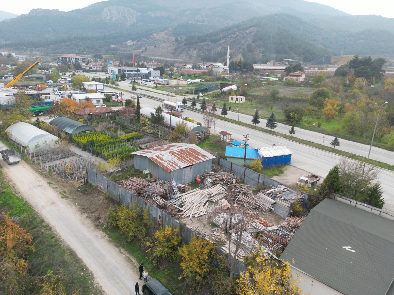 GÖLLÜDE TAKASA AÇIK ANA CADDE KENARI 887 METREKARE YATIRIM FIRSATI