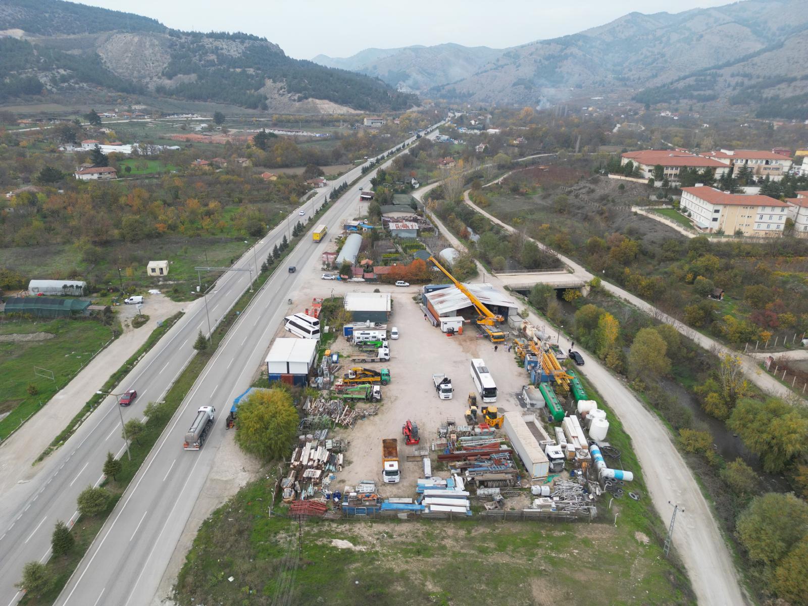 GÖLLÜ ANAYOLDA 1/4 ve tam HİSSELİ TAKASA AÇIK YATIRIMLIK 2 ARSA