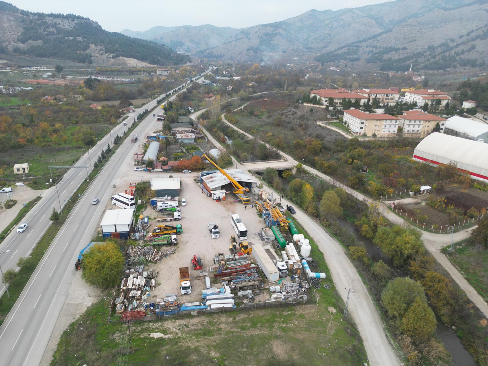 GÖLLÜ ANAYOLDA 1/4 ve tam HİSSELİ TAKASA AÇIK YATIRIMLIK 2 ARSA