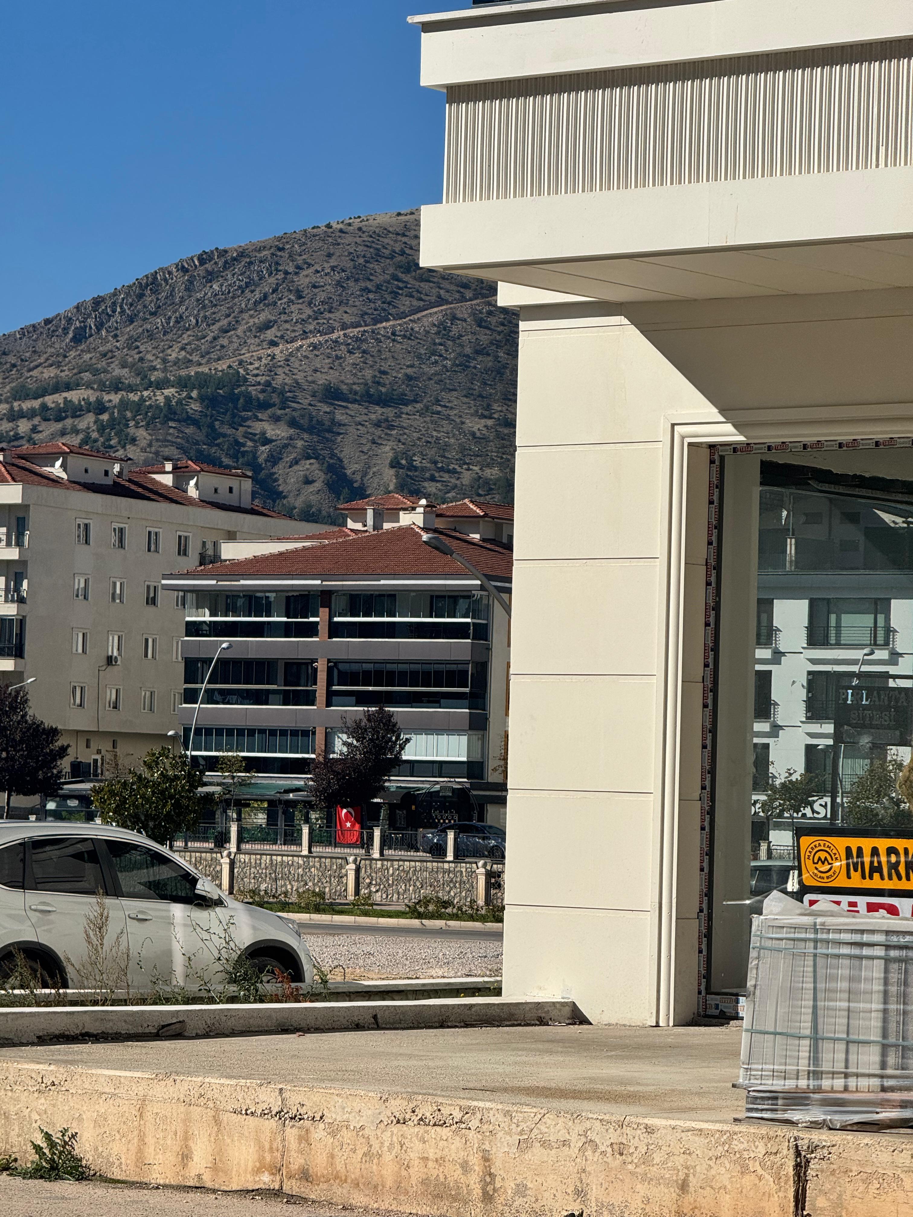 MARKA'DAN HACILAR MEYDANINDA KİRALIK DÜKKAN!!!