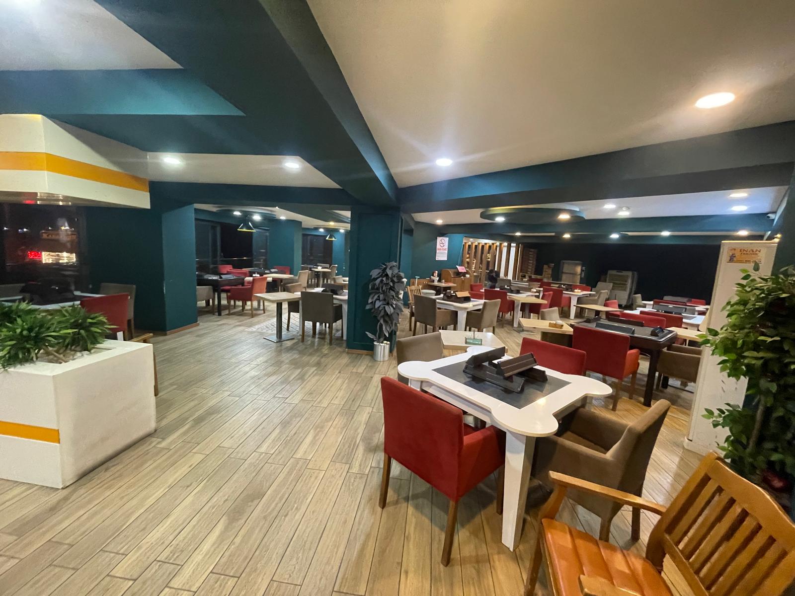 MARKA EMLAK'TAN ŞEHRİN EN GÜZEL KONUMUNDA DEVREN KİRALIK KAFETERYA