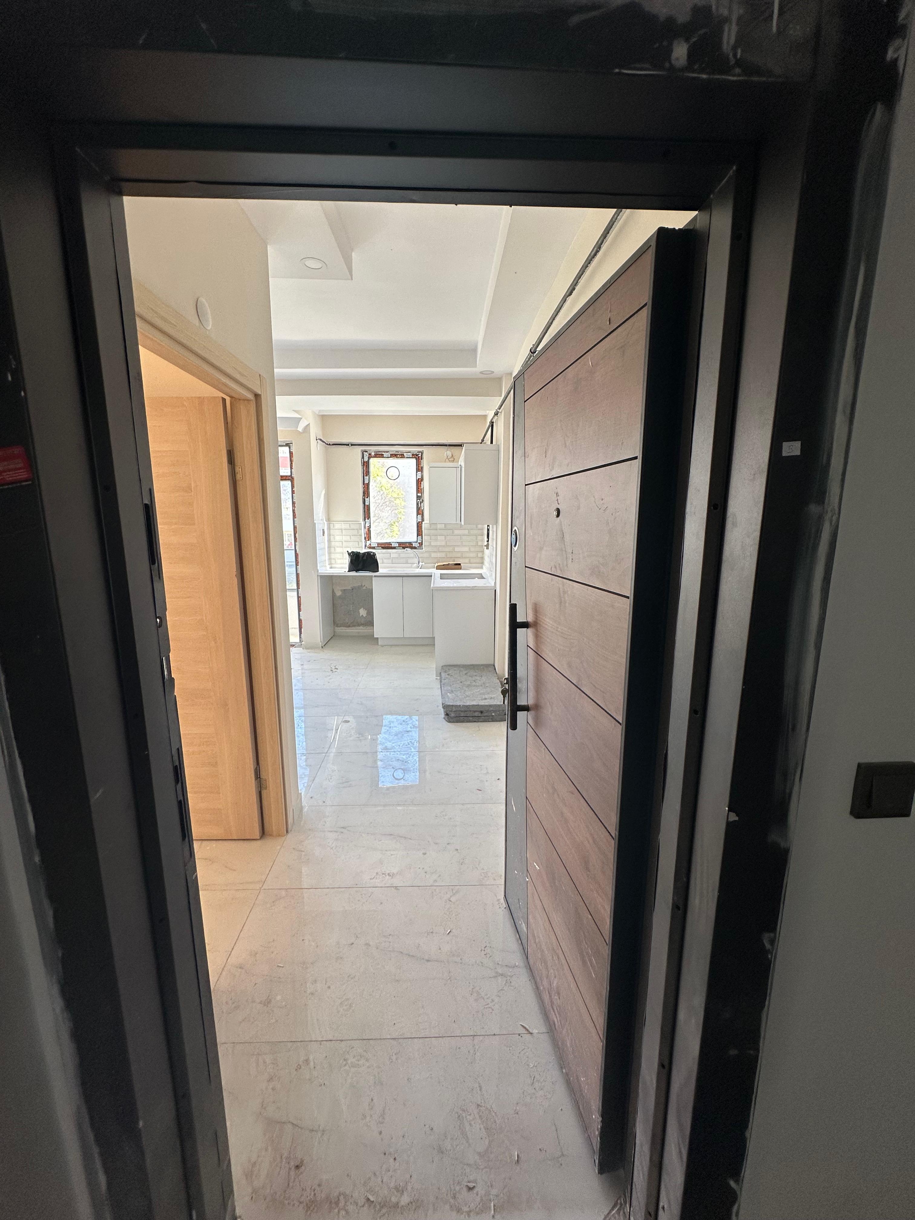 MARKA'DAN HACILAR MEYDANINDA KAPALI OTOPARKLI 1+1 DAİRE