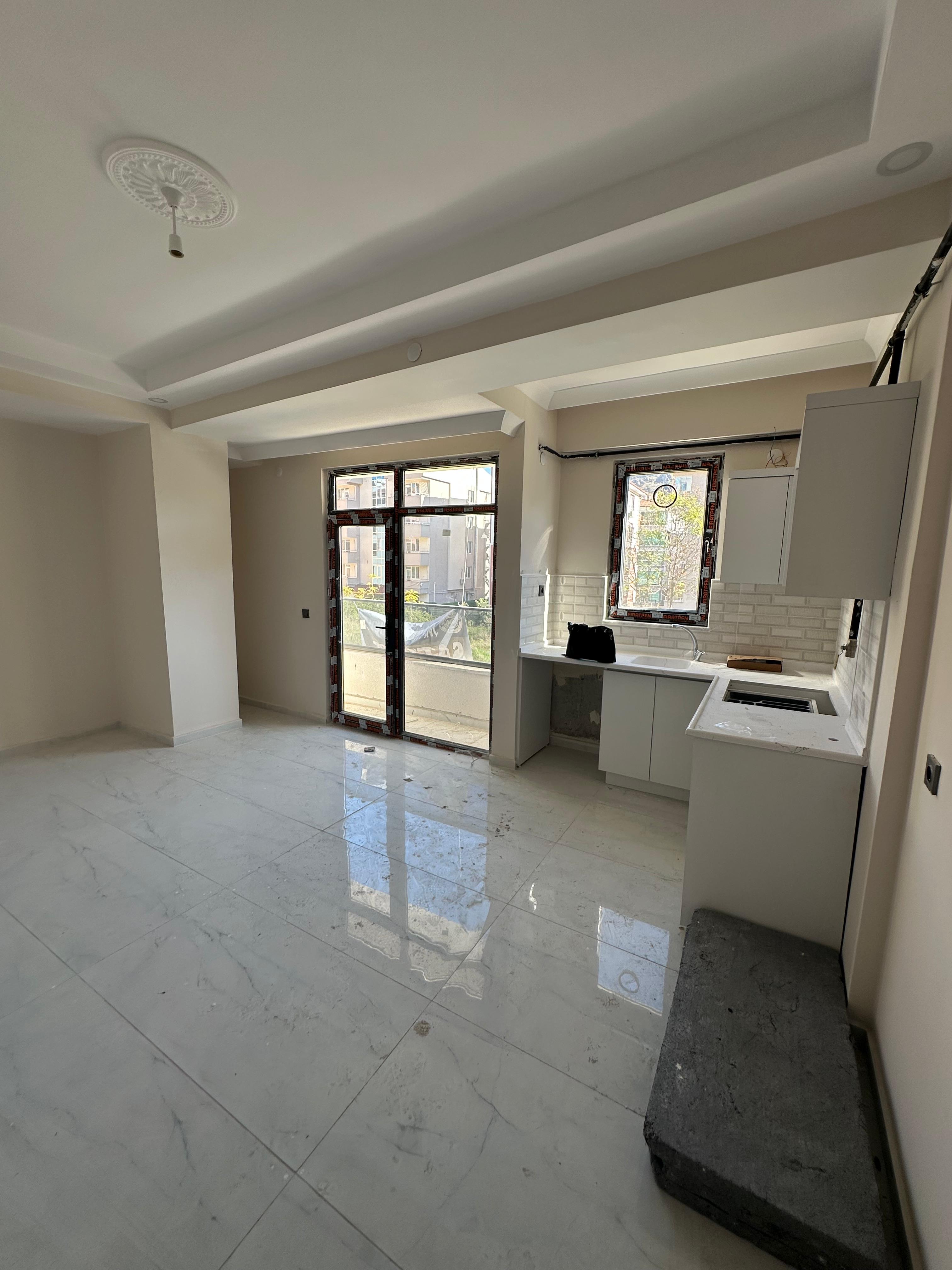 MARKA'DAN HACILAR MEYDANINDA KAPALI OTOPARKLI 1+1 DAİRE