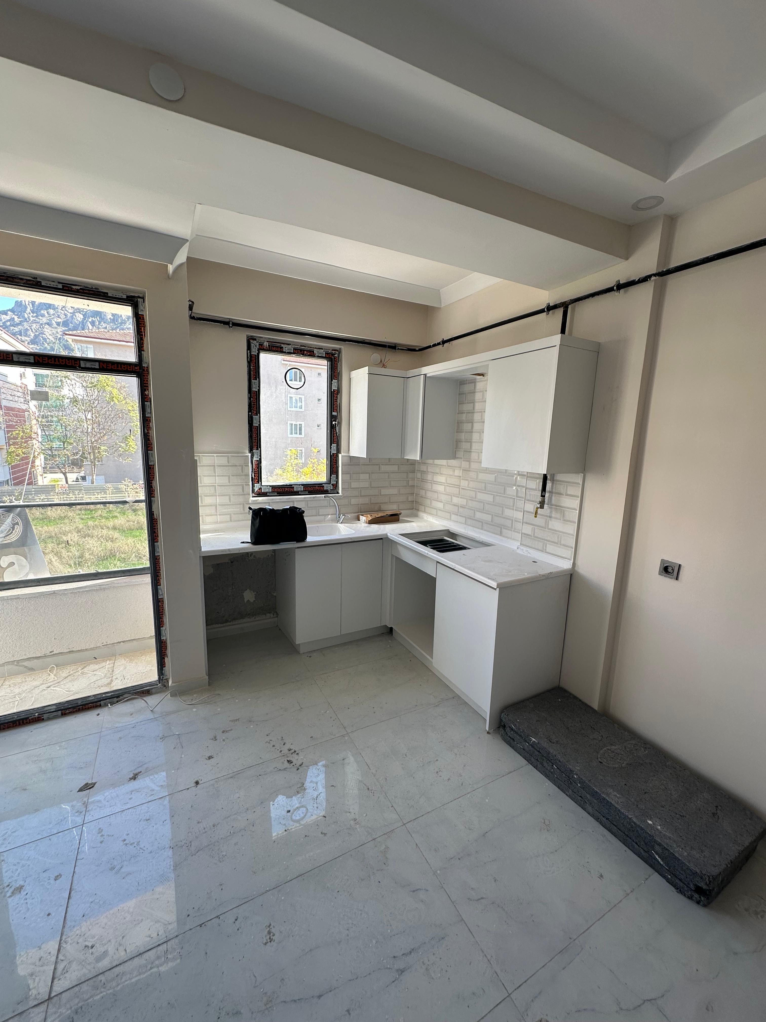 MARKA'DAN HACILAR MEYDANINDA KAPALI OTOPARKLI 1+1 DAİRE