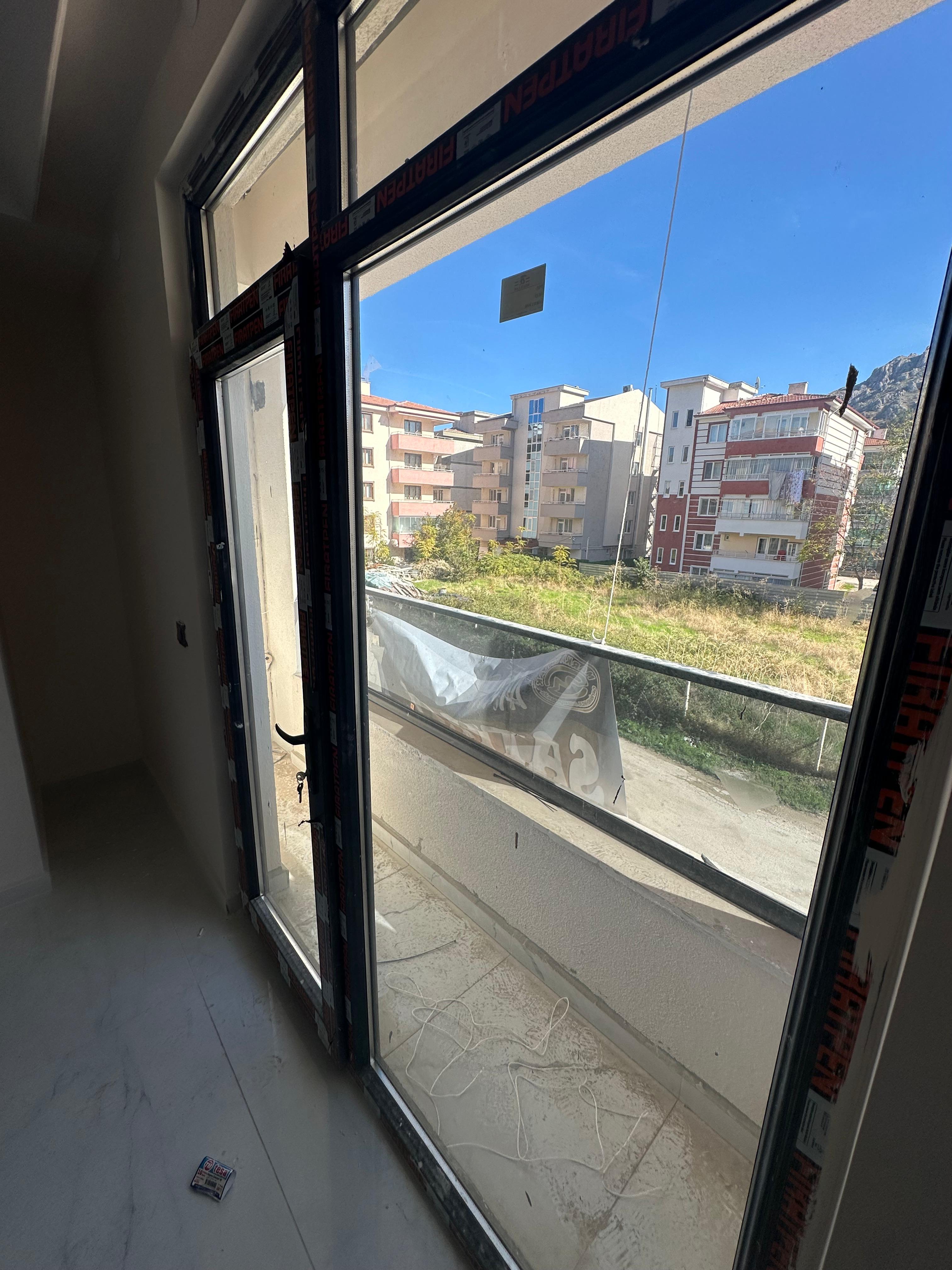 MARKA'DAN HACILAR MEYDANINDA KAPALI OTOPARKLI 1+1 DAİRE