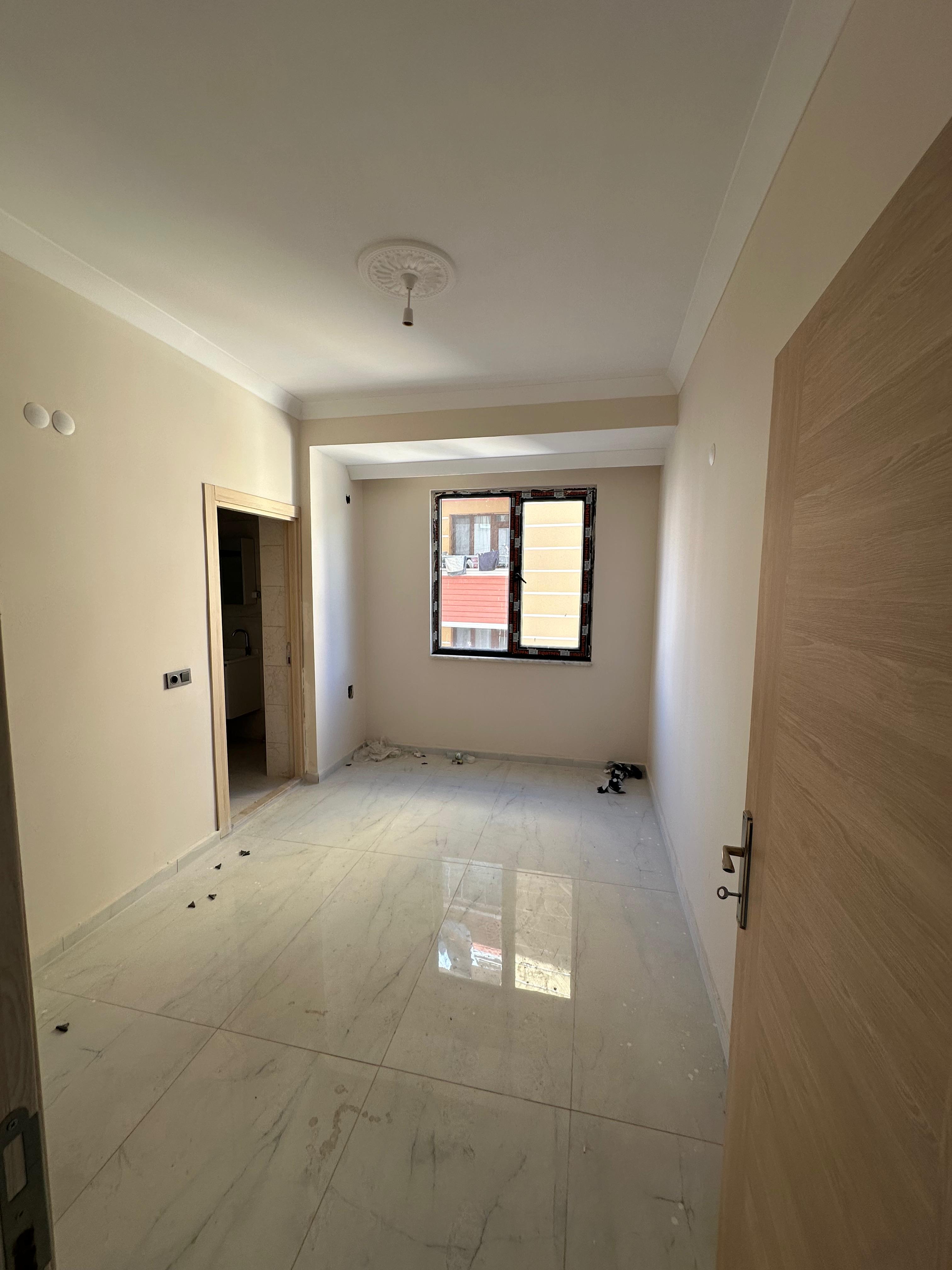 MARKA'DAN HACILAR MEYDANINDA KAPALI OTOPARKLI 1+1 DAİRE