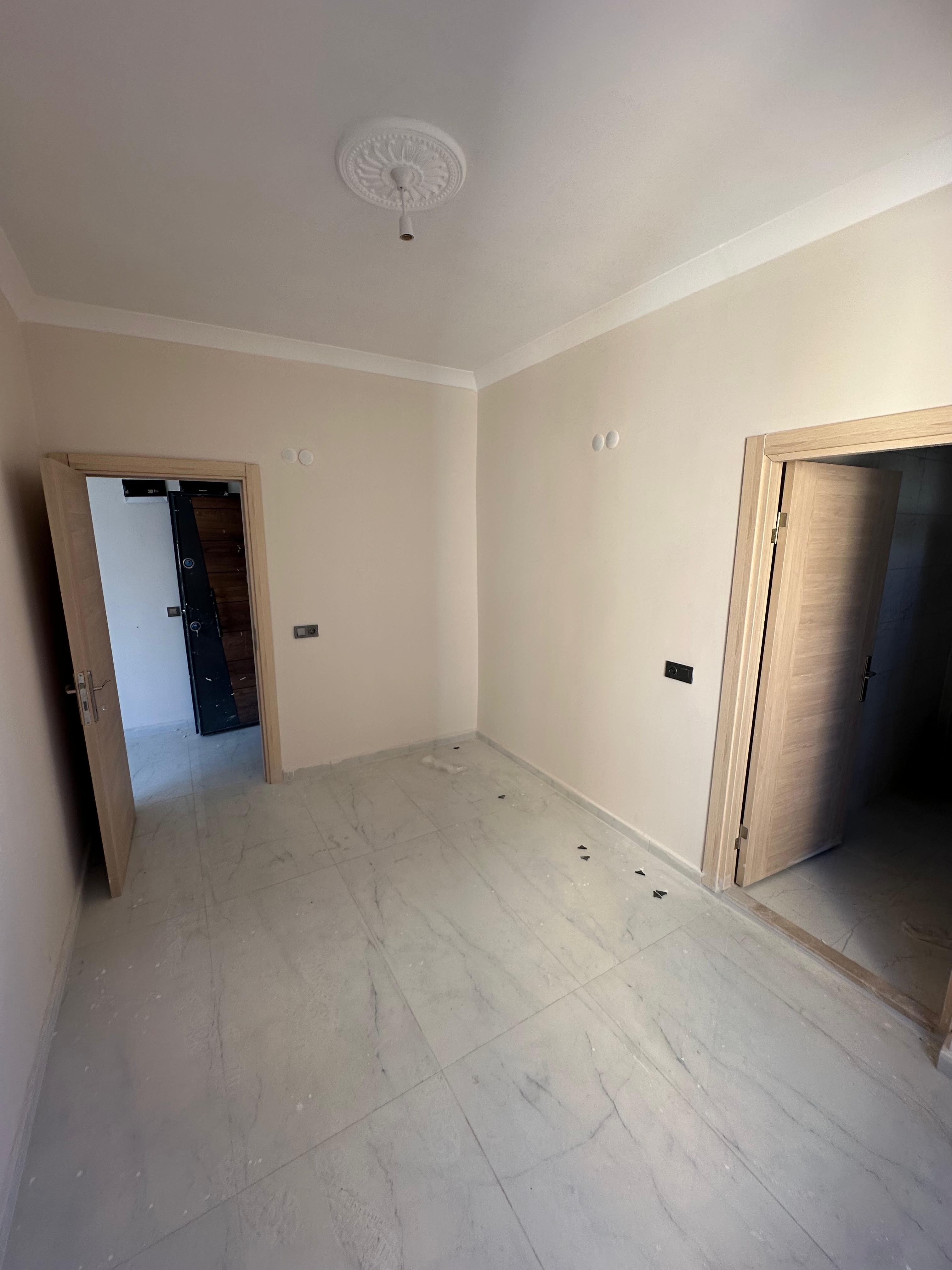 MARKA'DAN HACILAR MEYDANINDA KAPALI OTOPARKLI 1+1 DAİRE