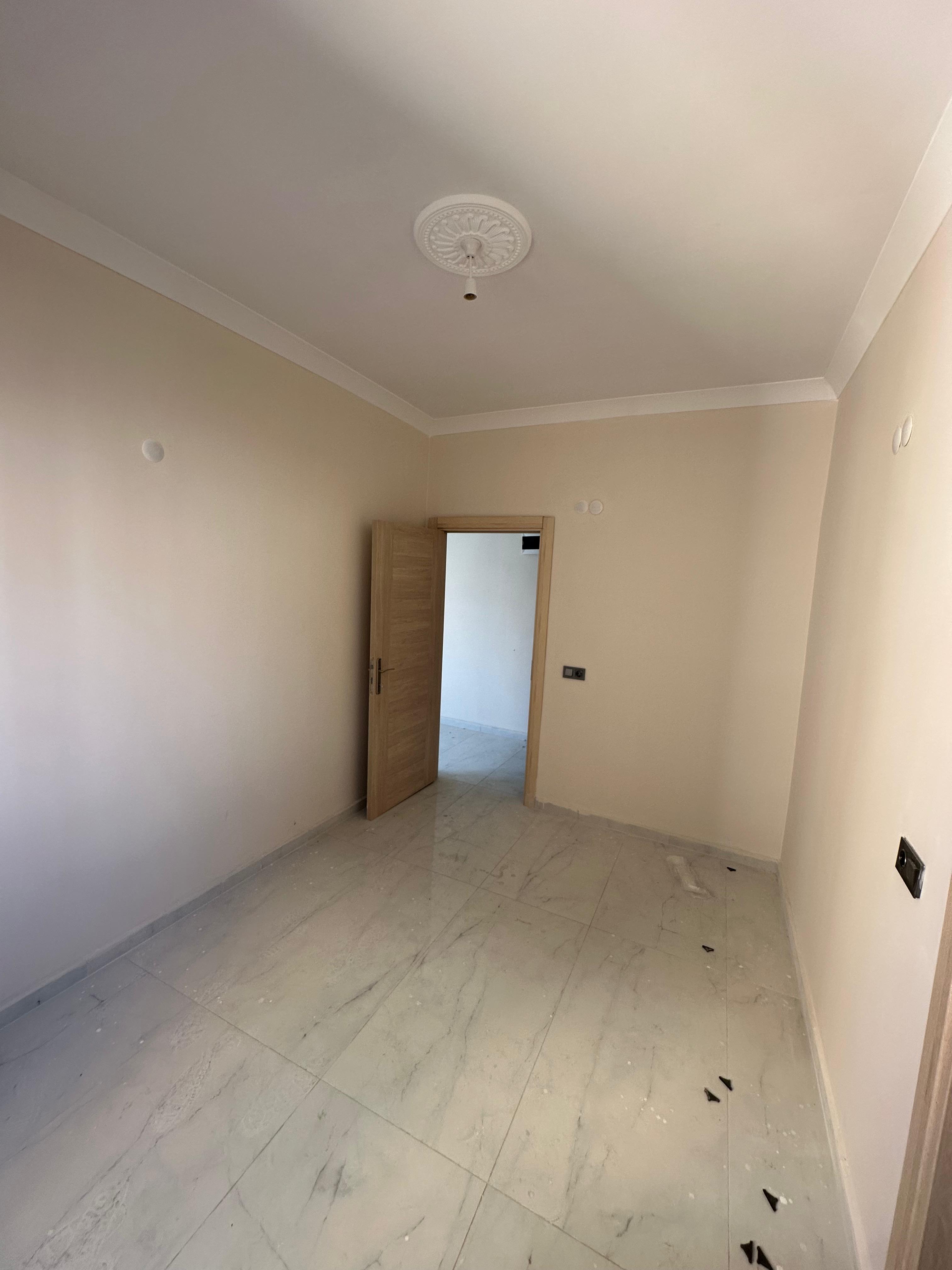 MARKA'DAN HACILAR MEYDANINDA KAPALI OTOPARKLI 1+1 DAİRE