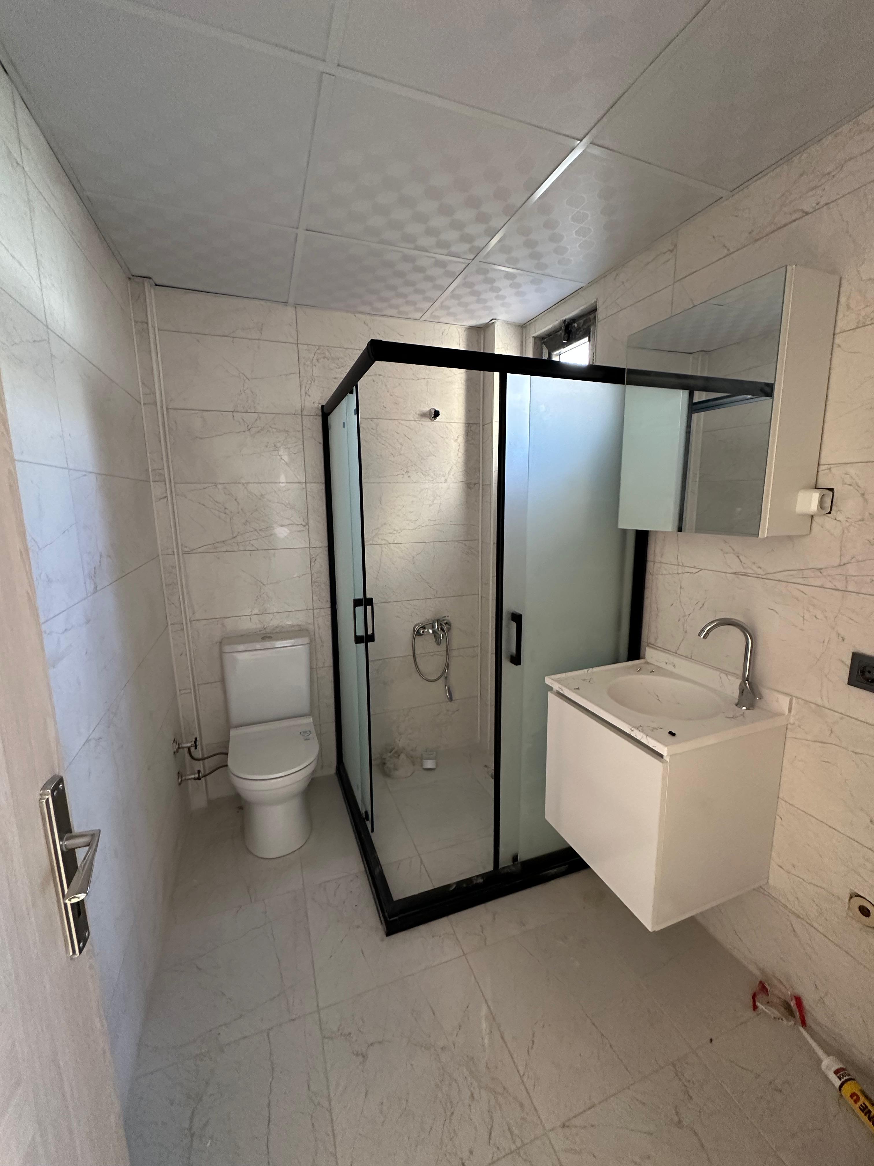 MARKA'DAN HACILAR MEYDANINDA KAPALI OTOPARKLI 1+1 DAİRE