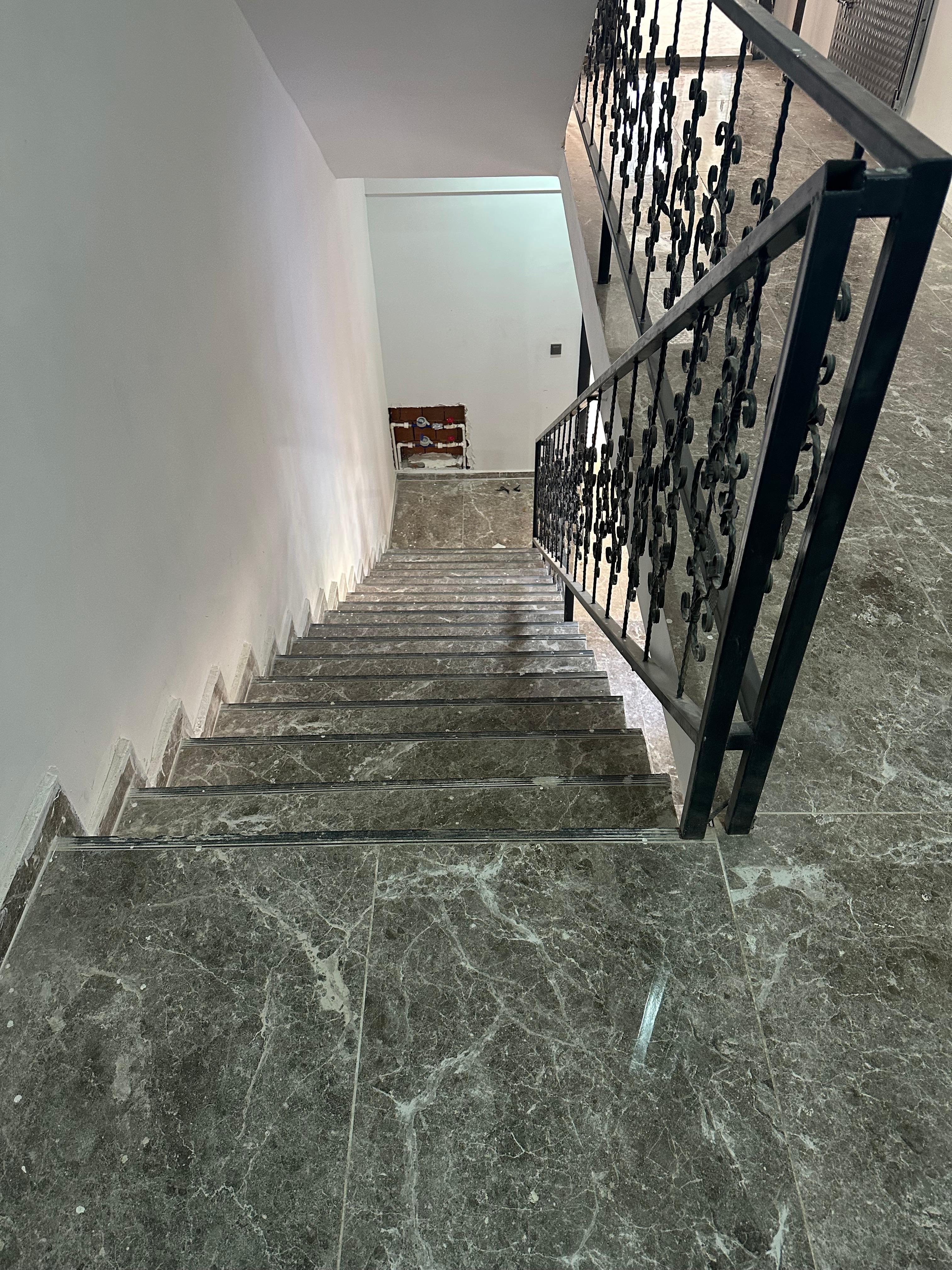 MARKA'DAN HACILAR MEYDANINDA KAPALI OTOPARKLI 1+1 DAİRE