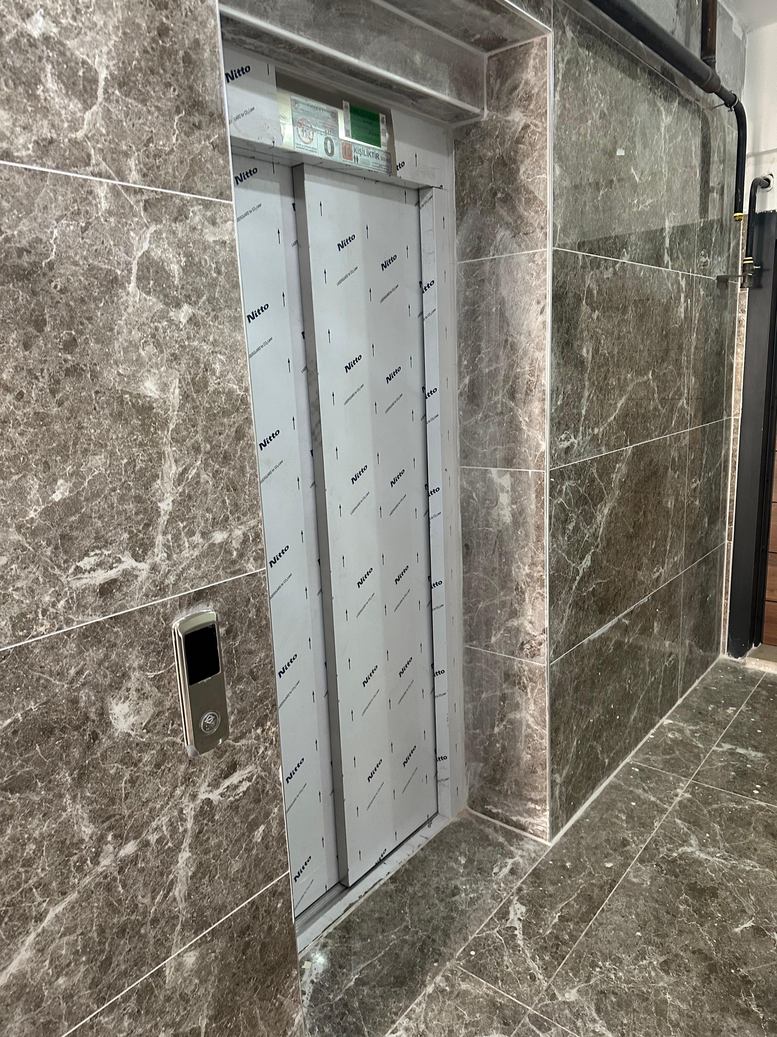 MARKA'DAN HACILAR MEYDANINDA KAPALI OTOPARKLI 1+1 DAİRE