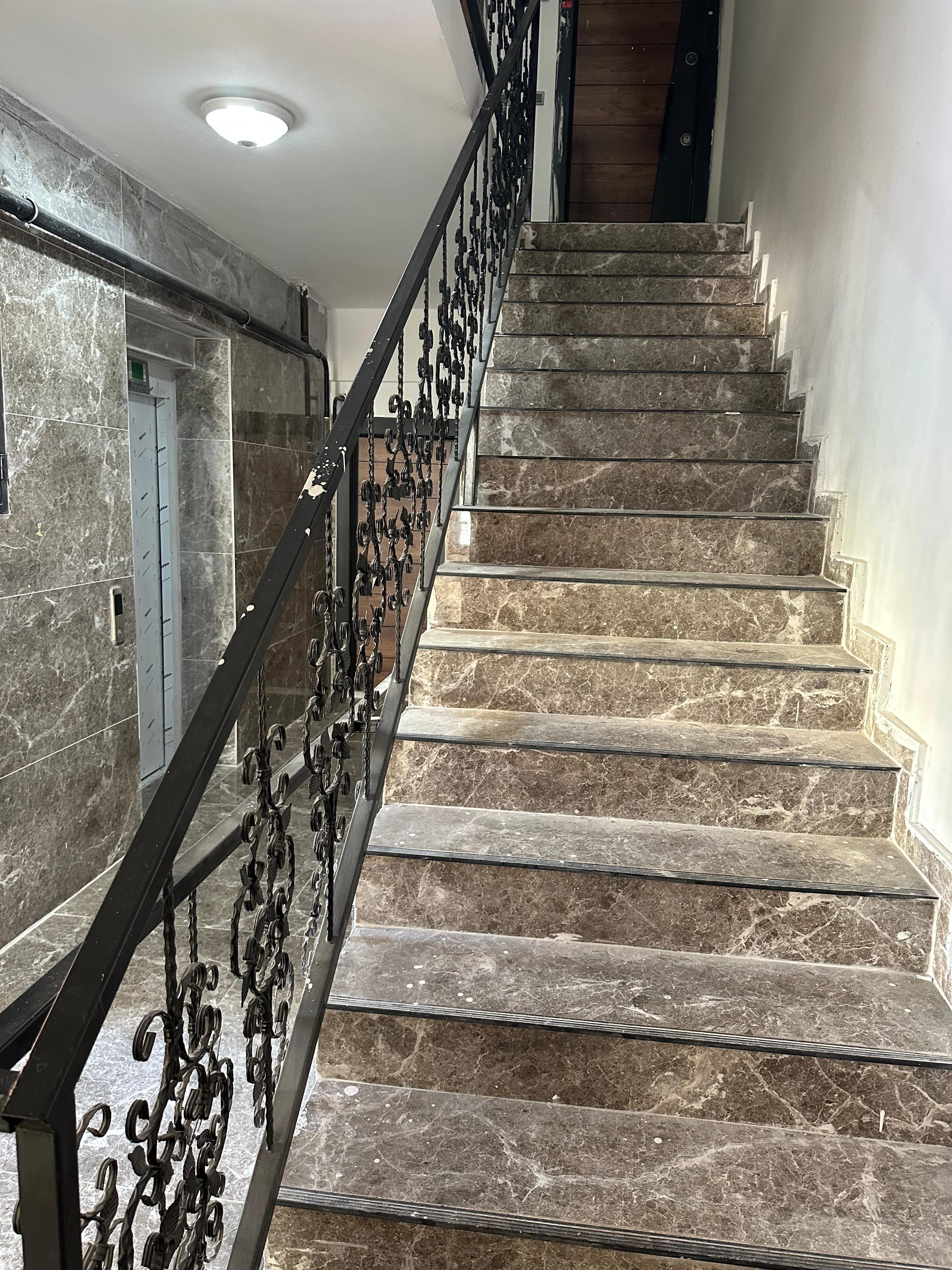 MARKA'DAN HACILAR MEYDANINDA KAPALI OTOPARKLI 1+1 DAİRE