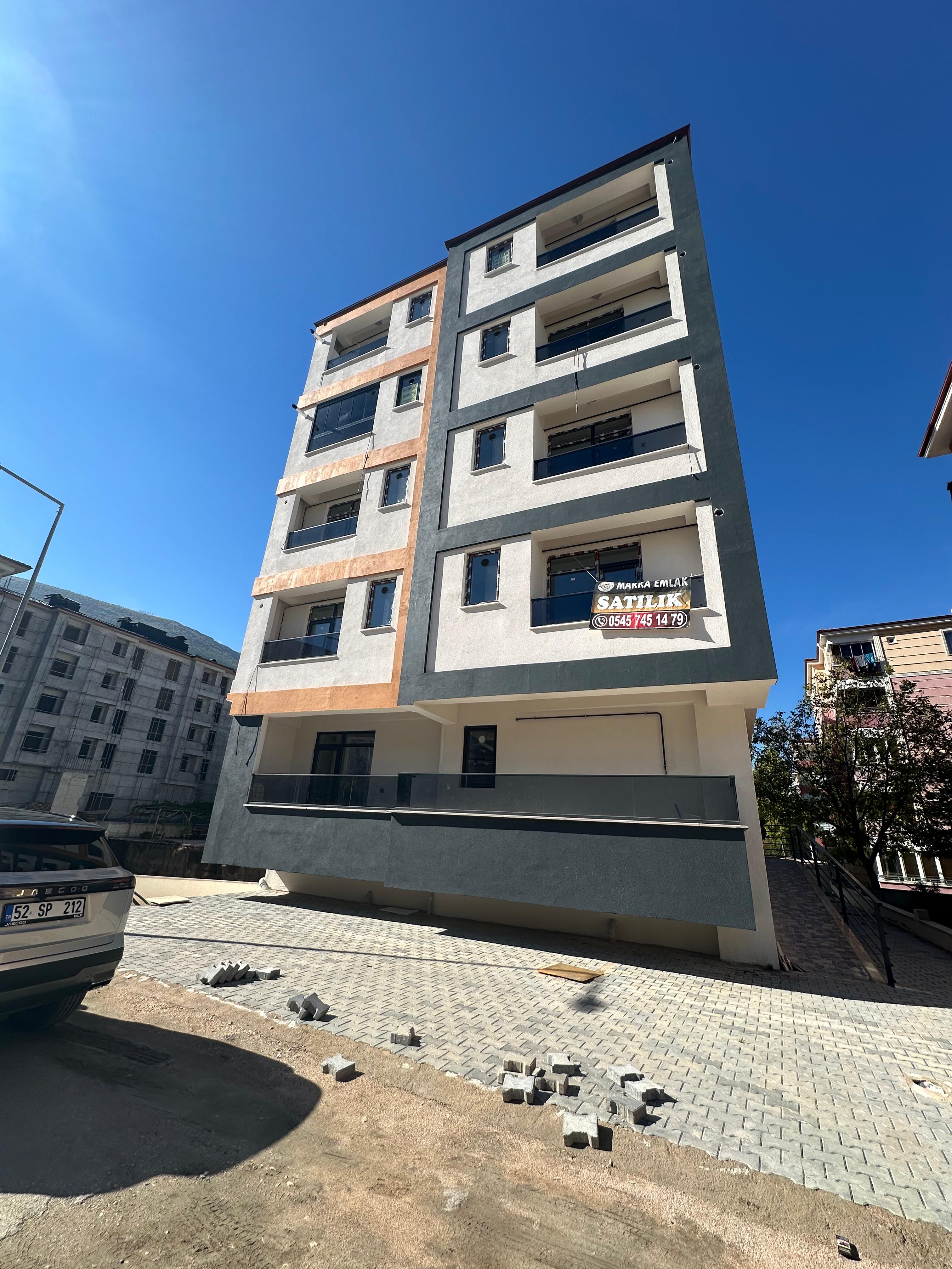 MARKA'DAN HACILAR MEYDANINDA KAPALI OTOPARKLI 1+1 DAİRE