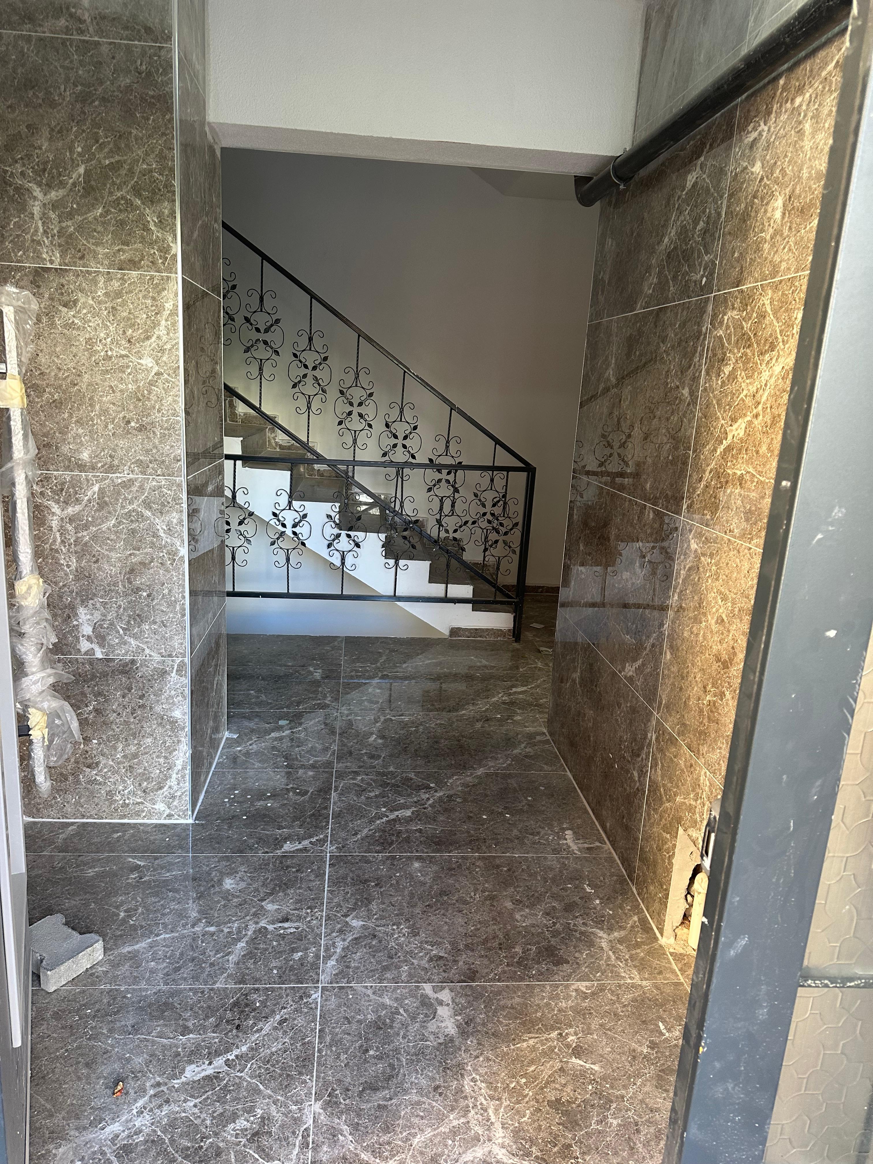 MARKA'DAN HACILAR MEYDANINDA KAPALI OTOPARKLI 1+1 DAİRE