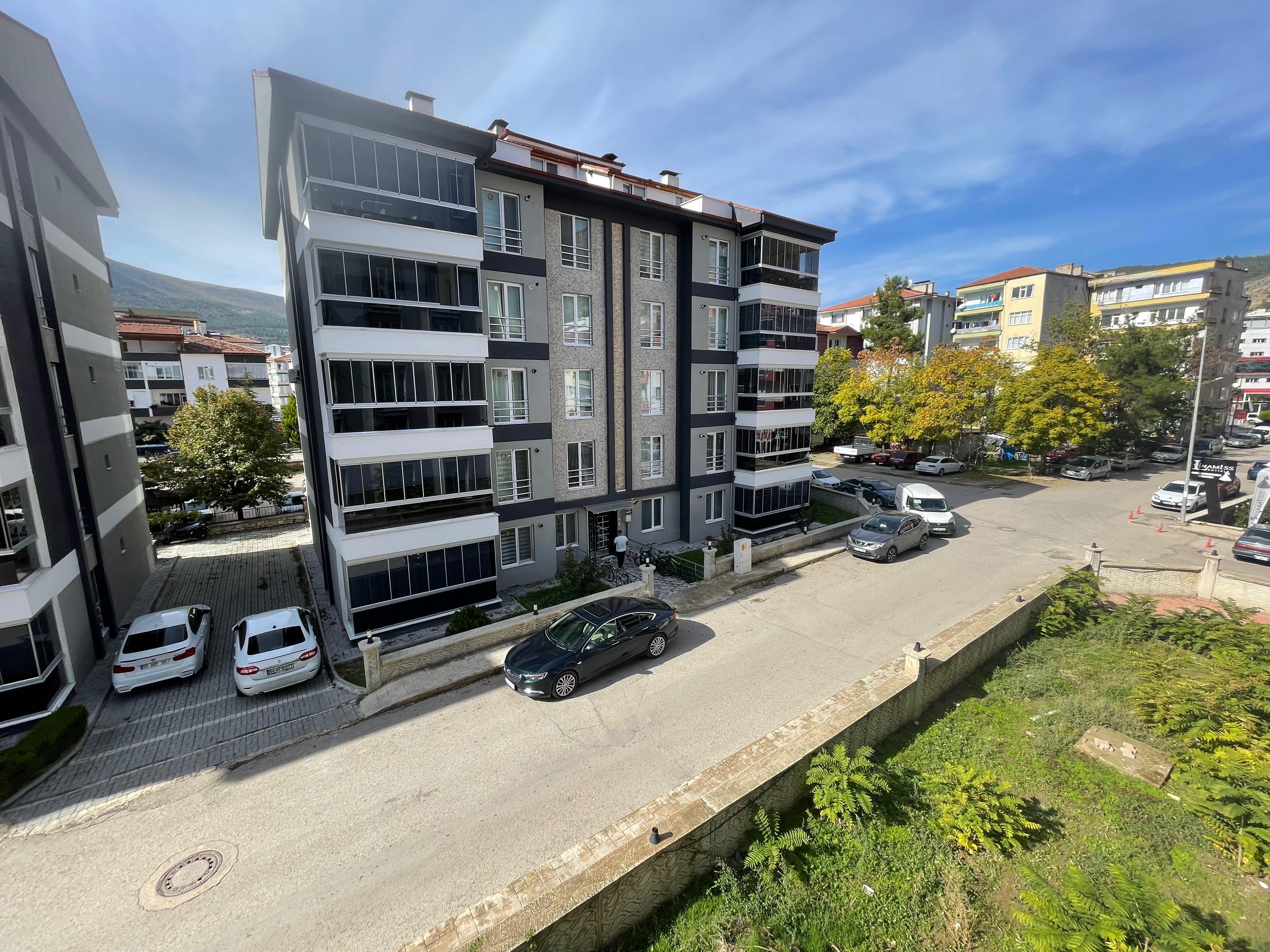 YÜZME HAVUZUNUN ARKASINDA FIRSAT NİTELİĞİNDE UYGUN DAİRE