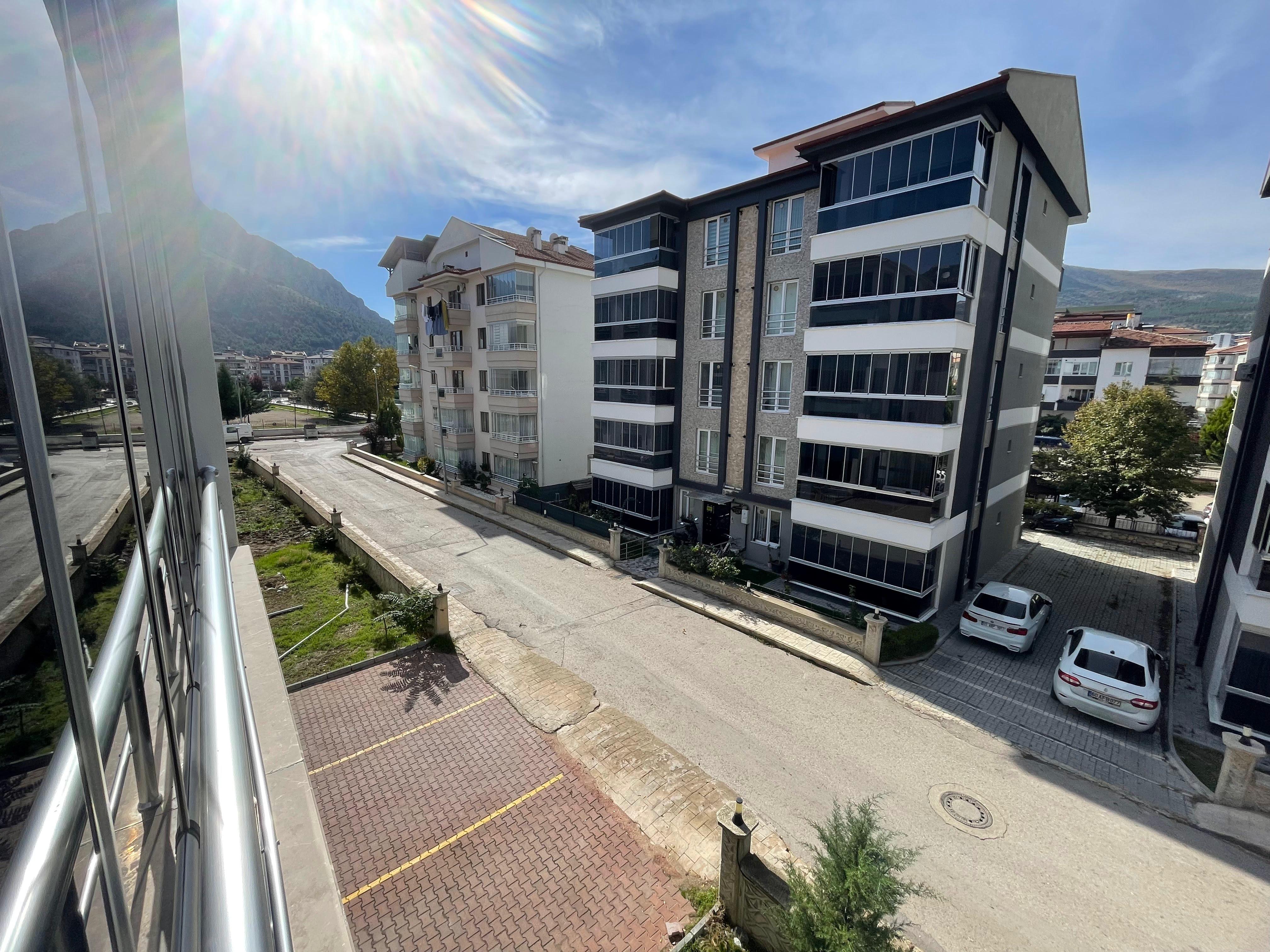 YÜZME HAVUZUNUN ARKASINDA FIRSAT NİTELİĞİNDE UYGUN DAİRE