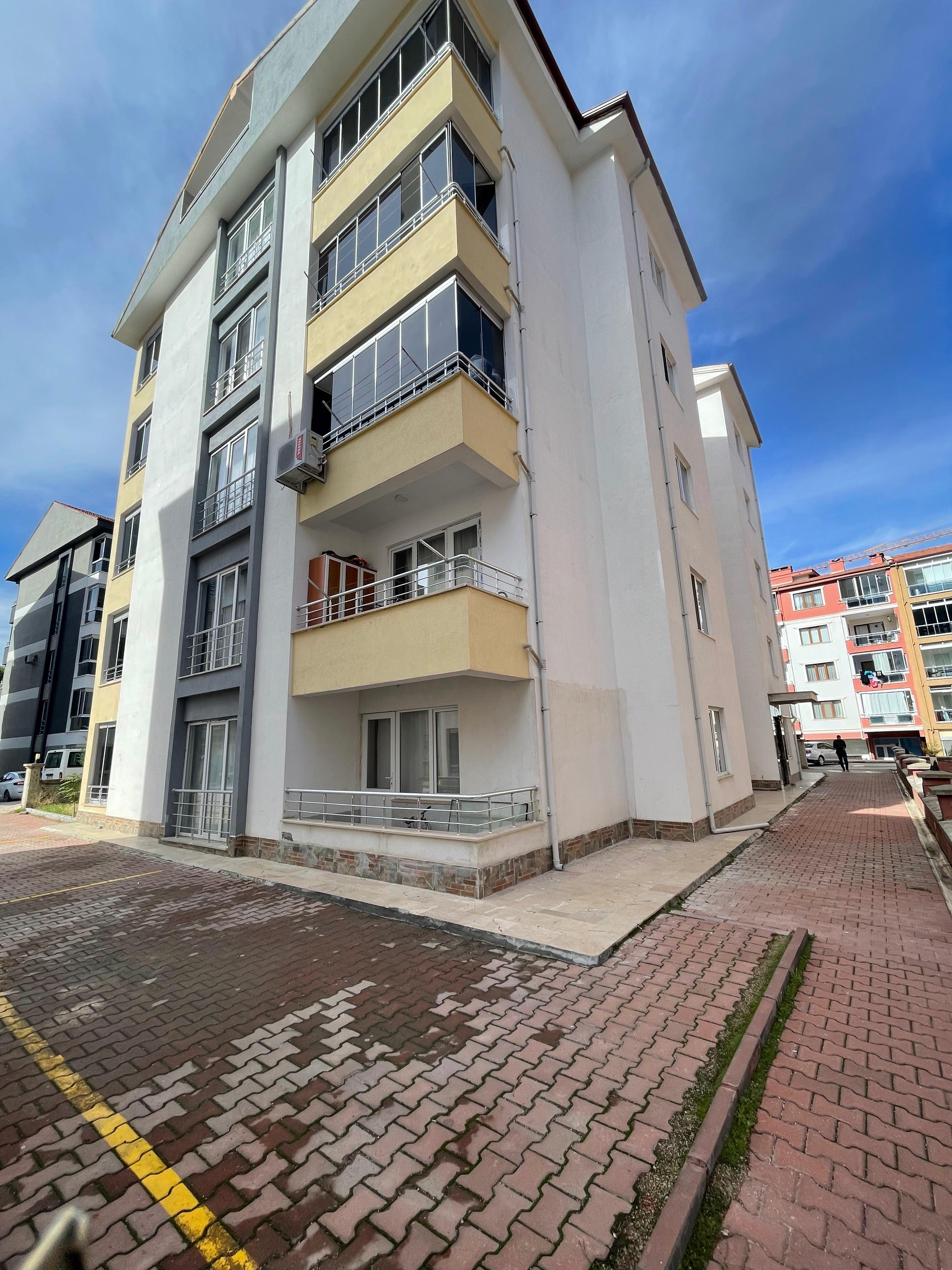 YÜZME HAVUZUNUN ARKASINDA FIRSAT NİTELİĞİNDE UYGUN DAİRE