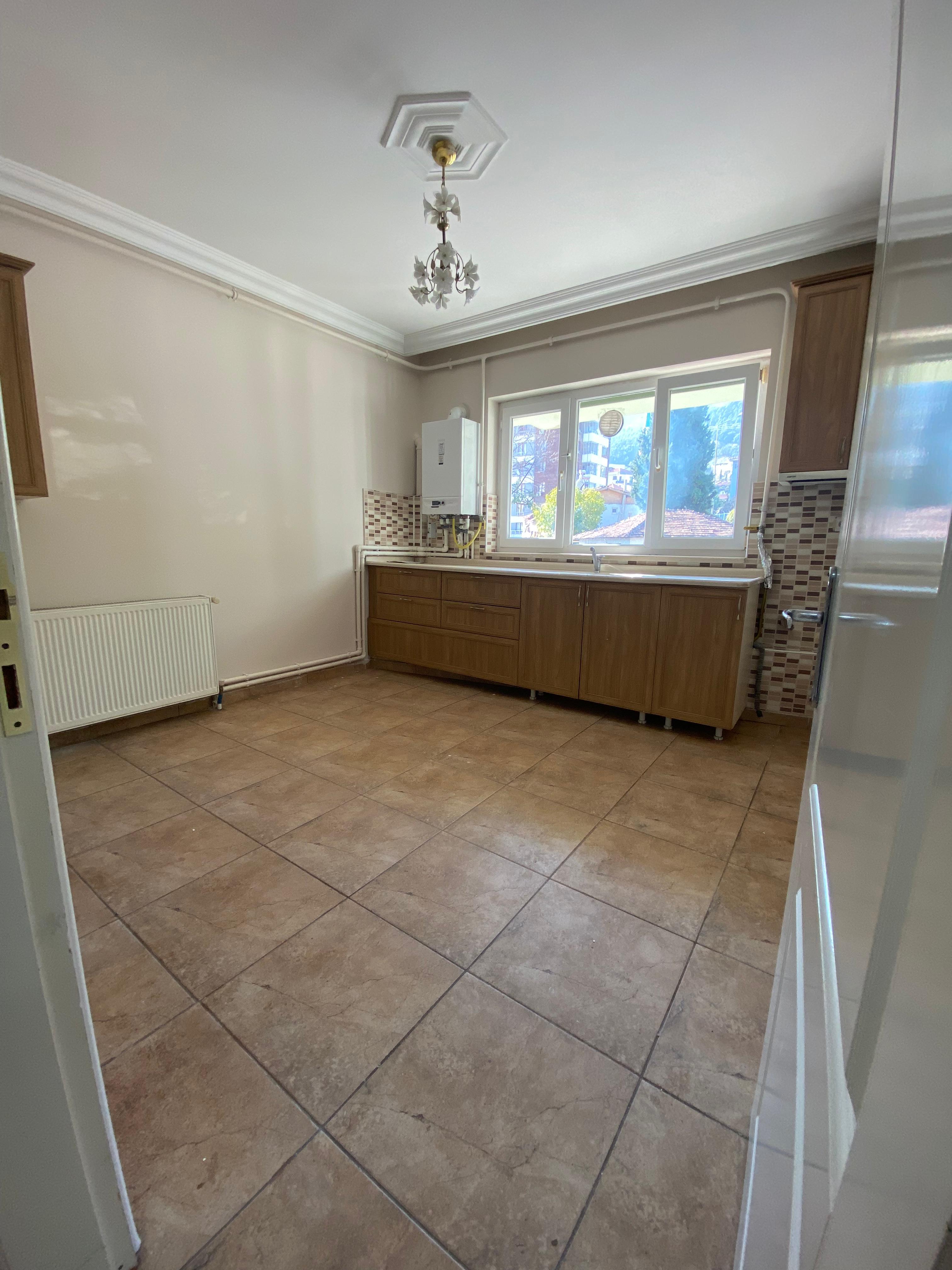 BAHÇELERİÇİ'NDE MERKEZİ KONUMDA 95M2 MUTFAK AYRI 2 BALKONLU 2+0