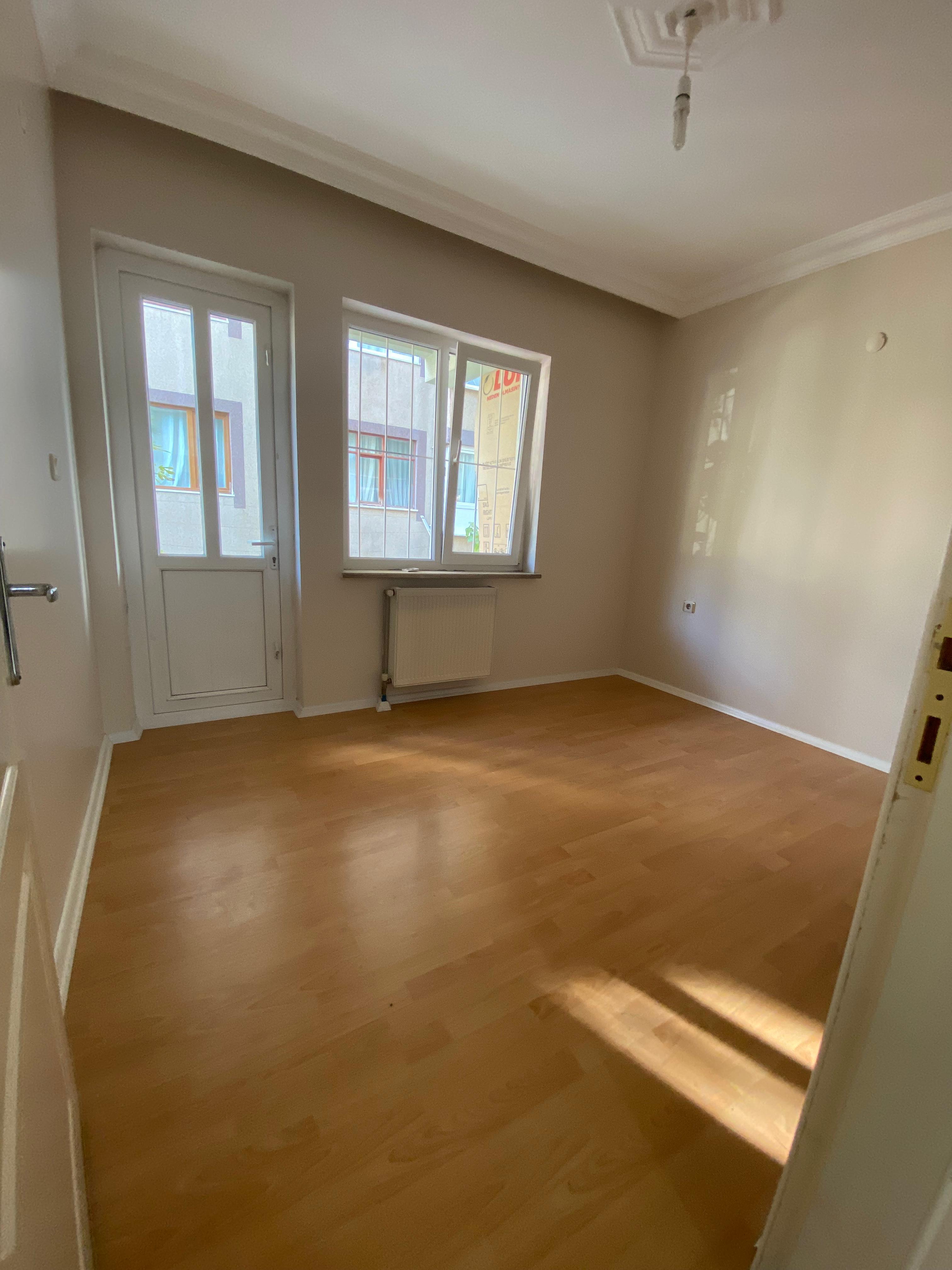 BAHÇELERİÇİ'NDE MERKEZİ KONUMDA 95M2 MUTFAK AYRI 2 BALKONLU 2+0