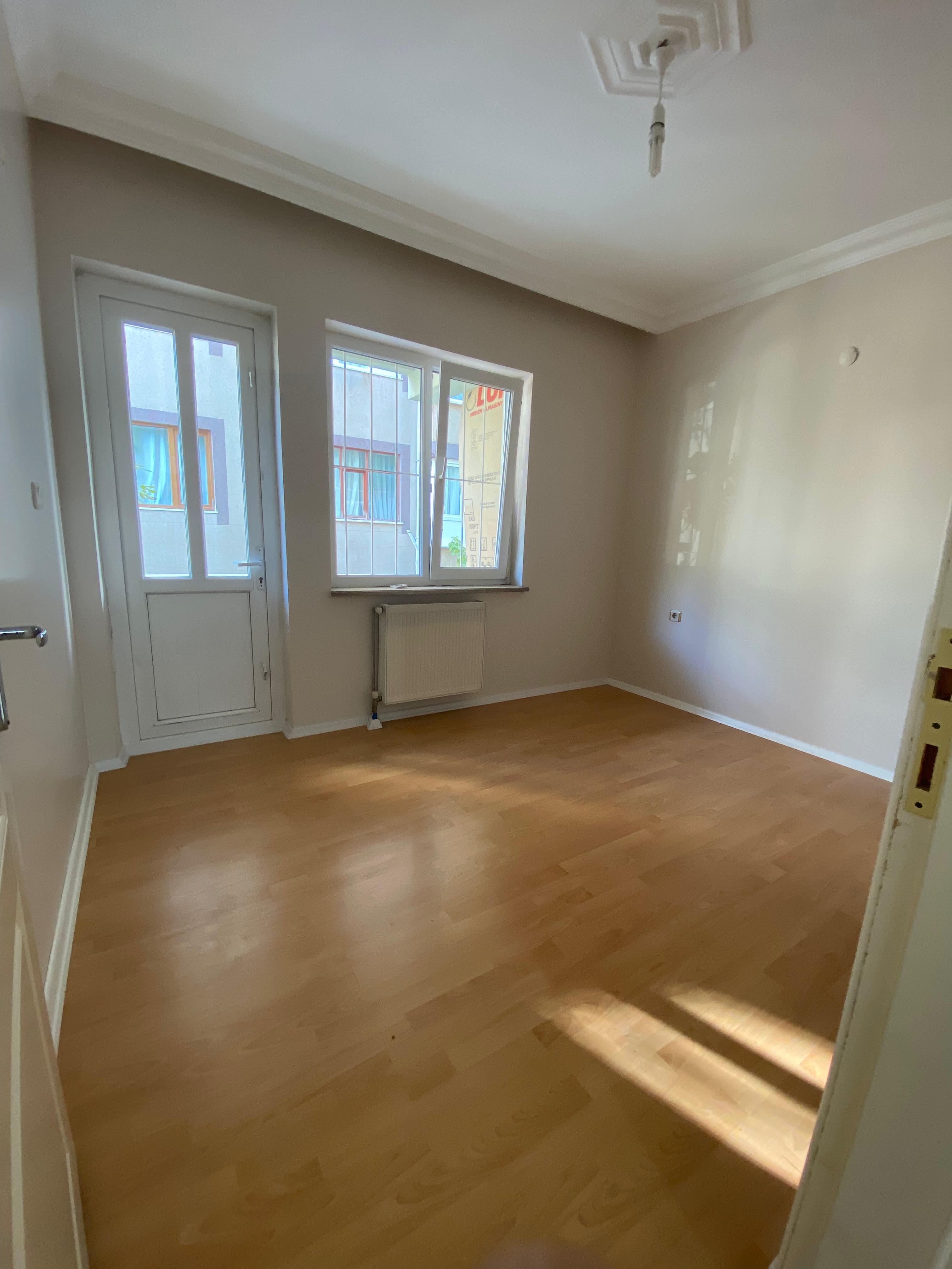 BAHÇELERİÇİ'NDE MERKEZİ KONUMDA 95M2 MUTFAK AYRI 2 BALKONLU 2+0