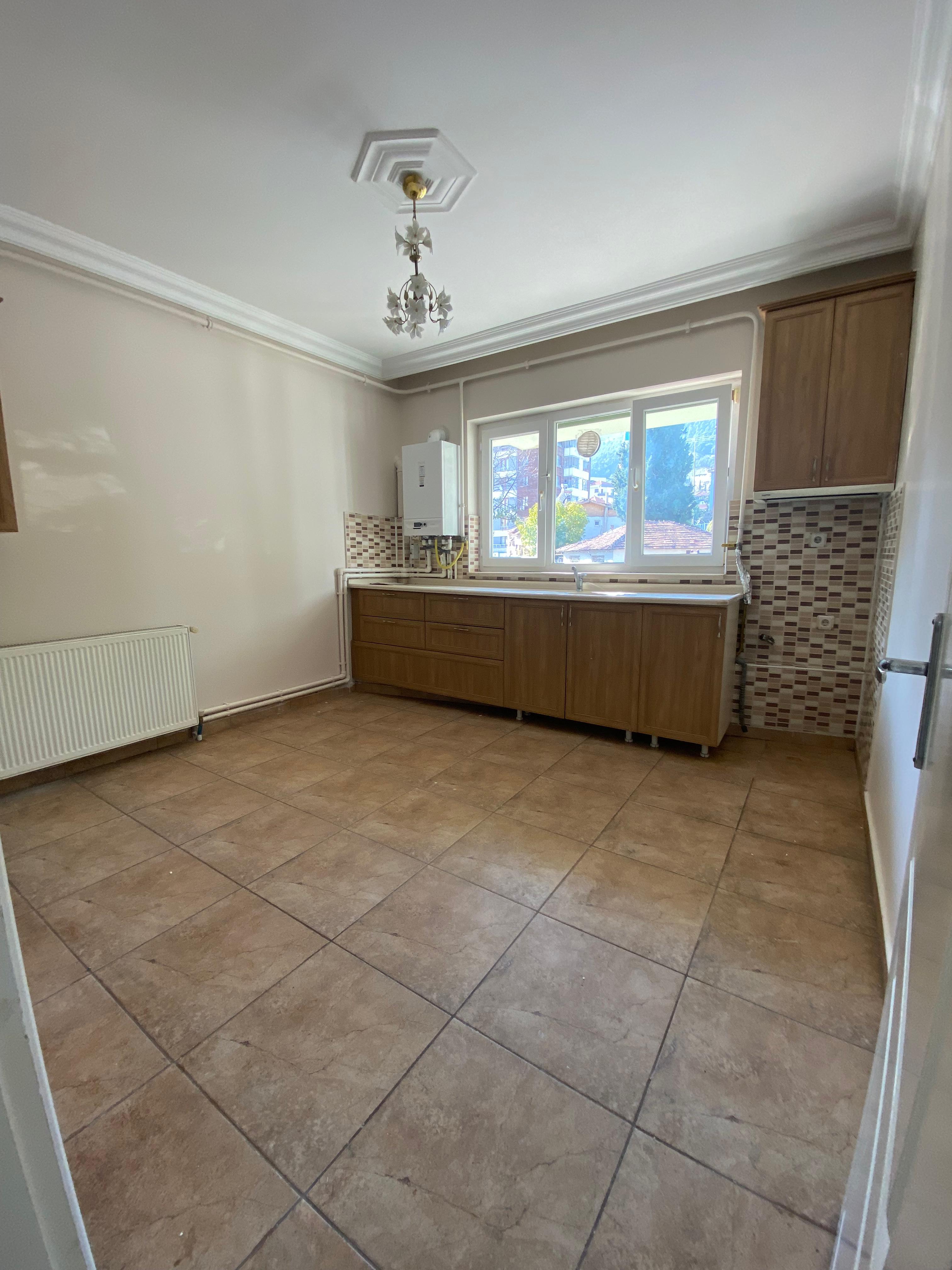 BAHÇELERİÇİ'NDE MERKEZİ KONUMDA 95M2 MUTFAK AYRI 2 BALKONLU 2+0