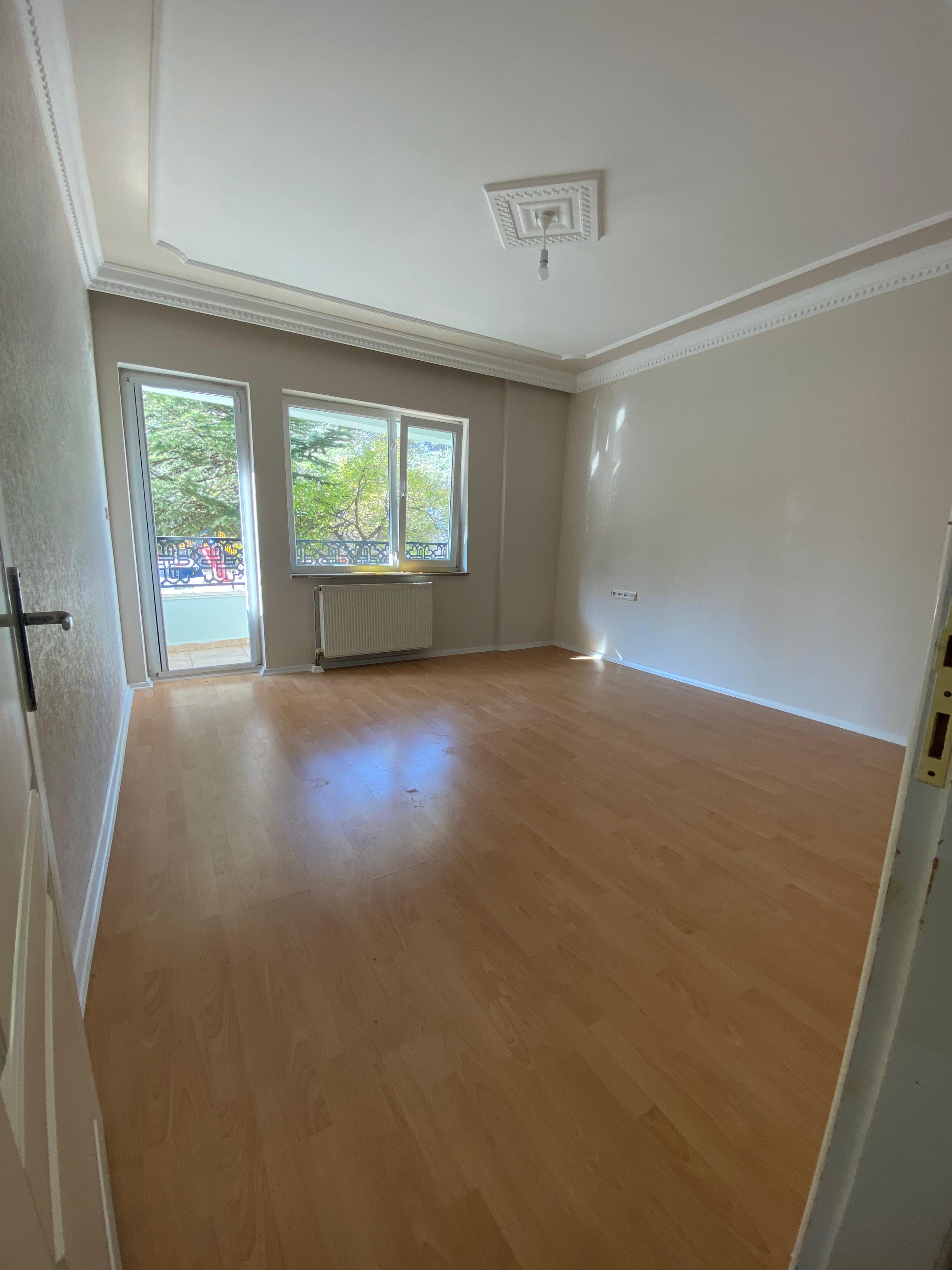 BAHÇELERİÇİ'NDE MERKEZİ KONUMDA 95M2 MUTFAK AYRI 2 BALKONLU 2+0