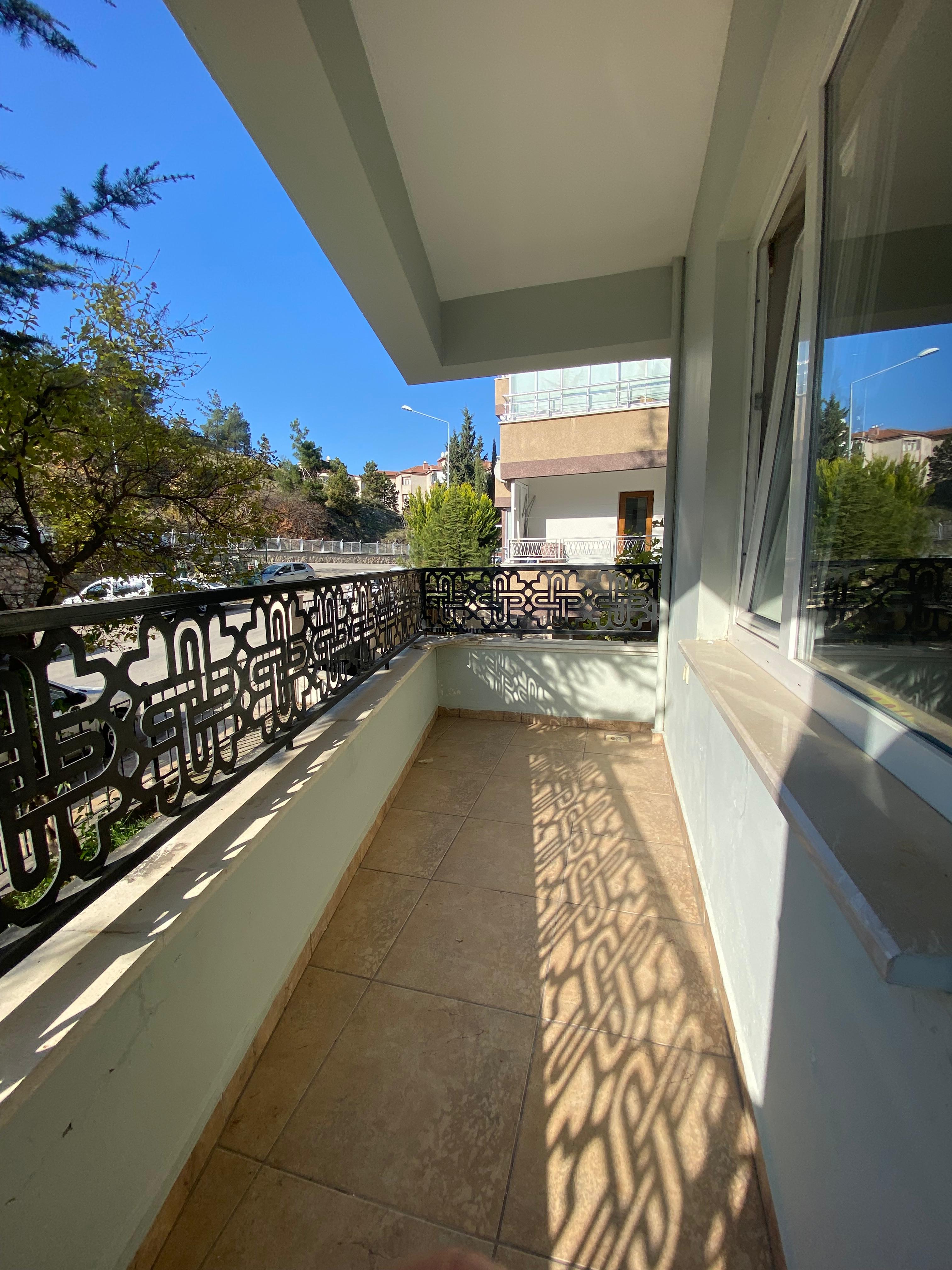 BAHÇELERİÇİ'NDE MERKEZİ KONUMDA 95M2 MUTFAK AYRI 2 BALKONLU 2+0