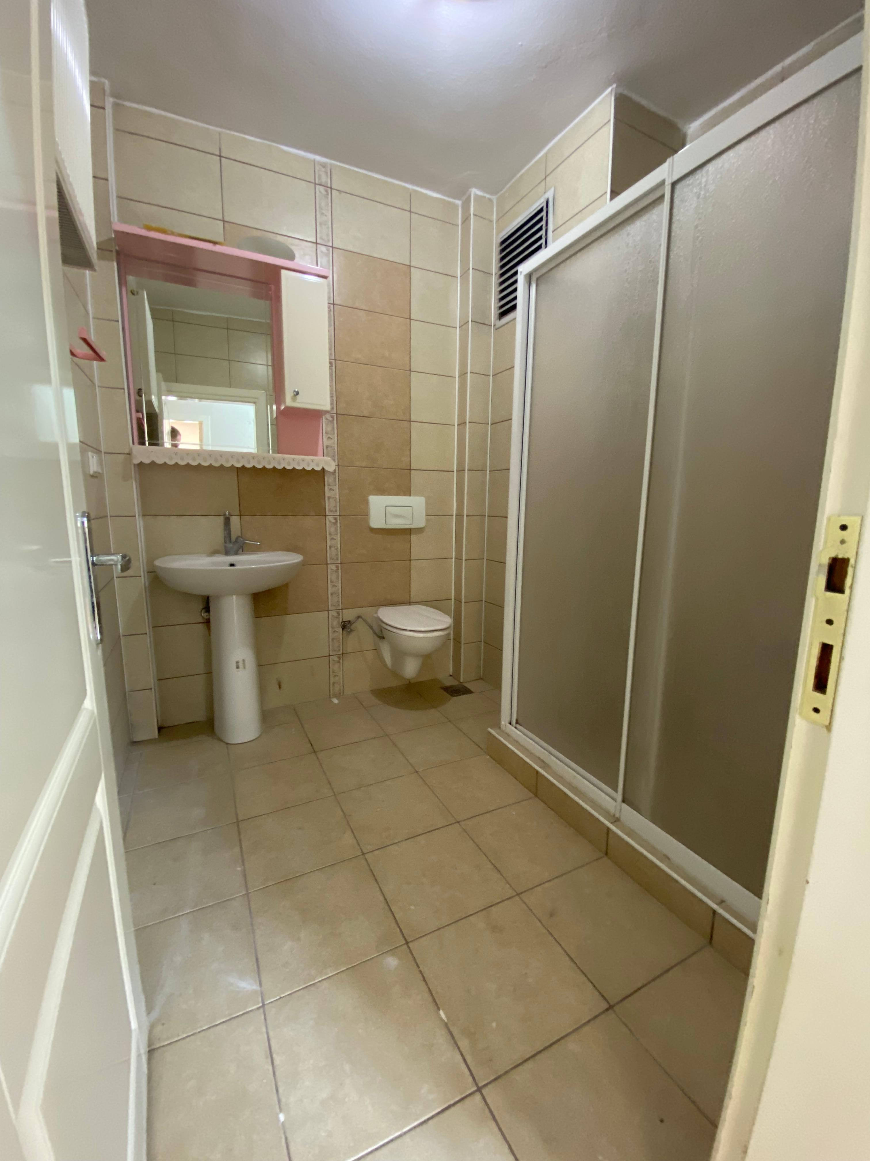 BAHÇELERİÇİ'NDE MERKEZİ KONUMDA 95M2 MUTFAK AYRI 2 BALKONLU 2+0