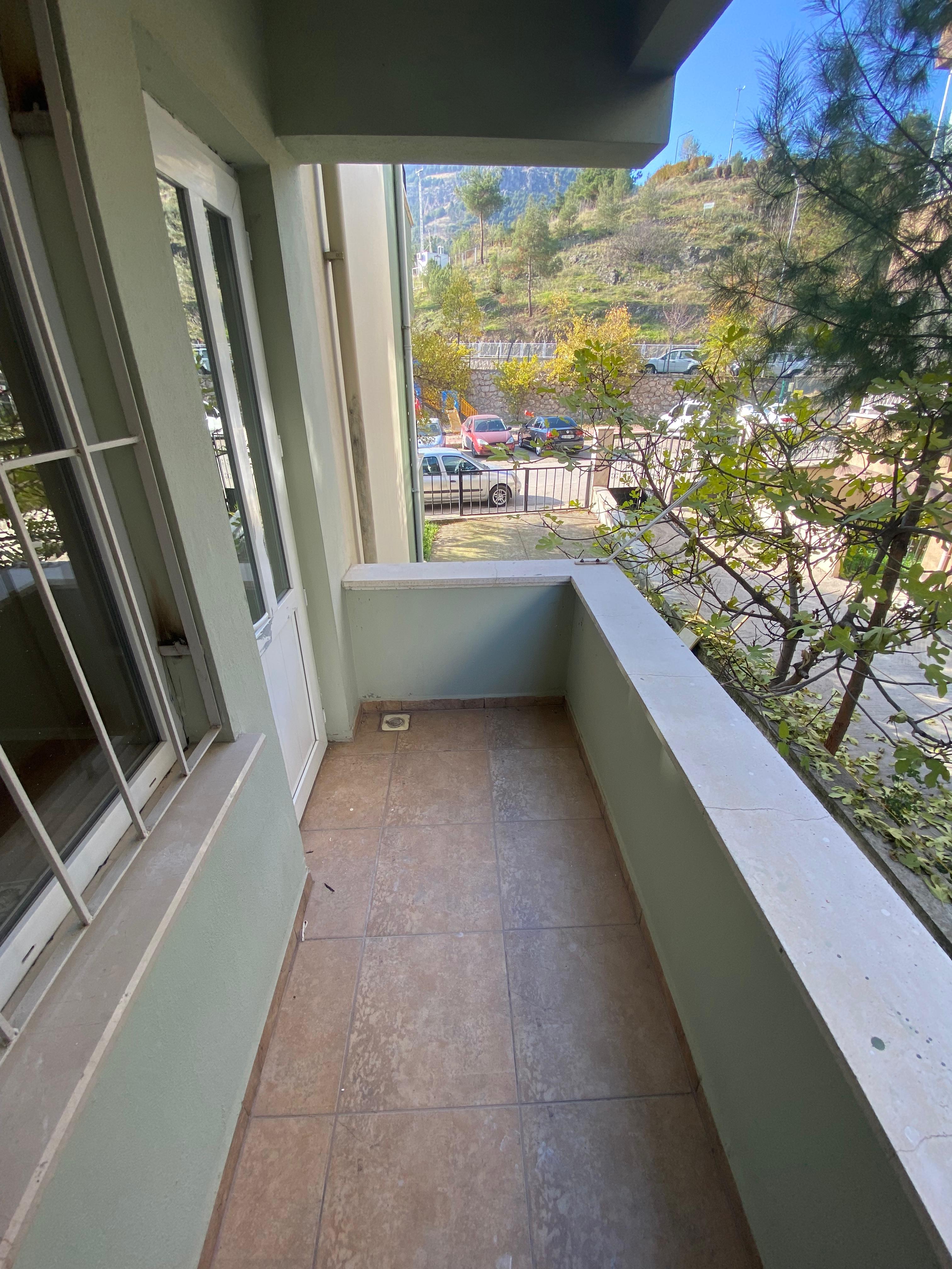 BAHÇELERİÇİ'NDE MERKEZİ KONUMDA 95M2 MUTFAK AYRI 2 BALKONLU 2+0