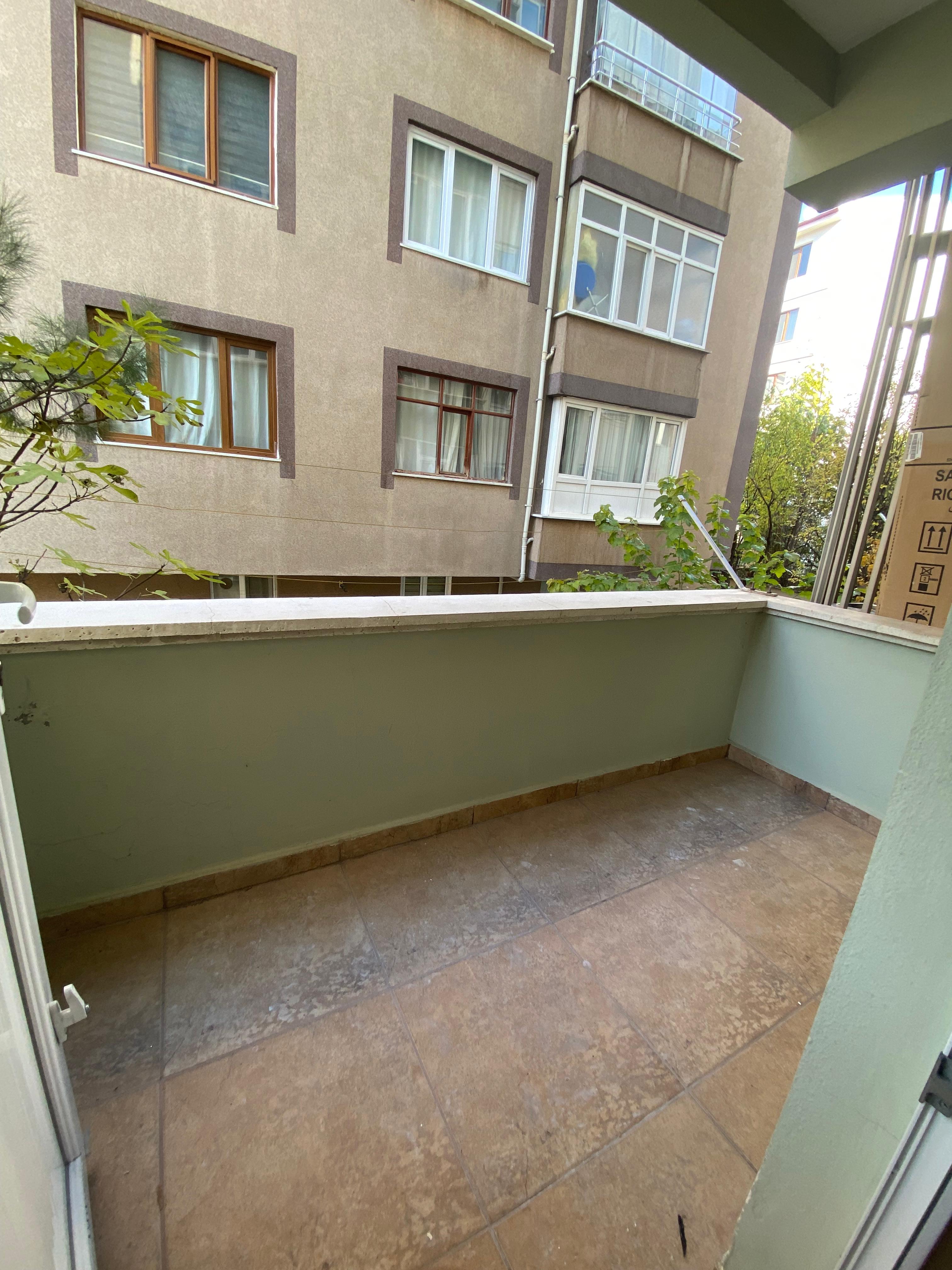 BAHÇELERİÇİ'NDE MERKEZİ KONUMDA 95M2 MUTFAK AYRI 2 BALKONLU 2+0