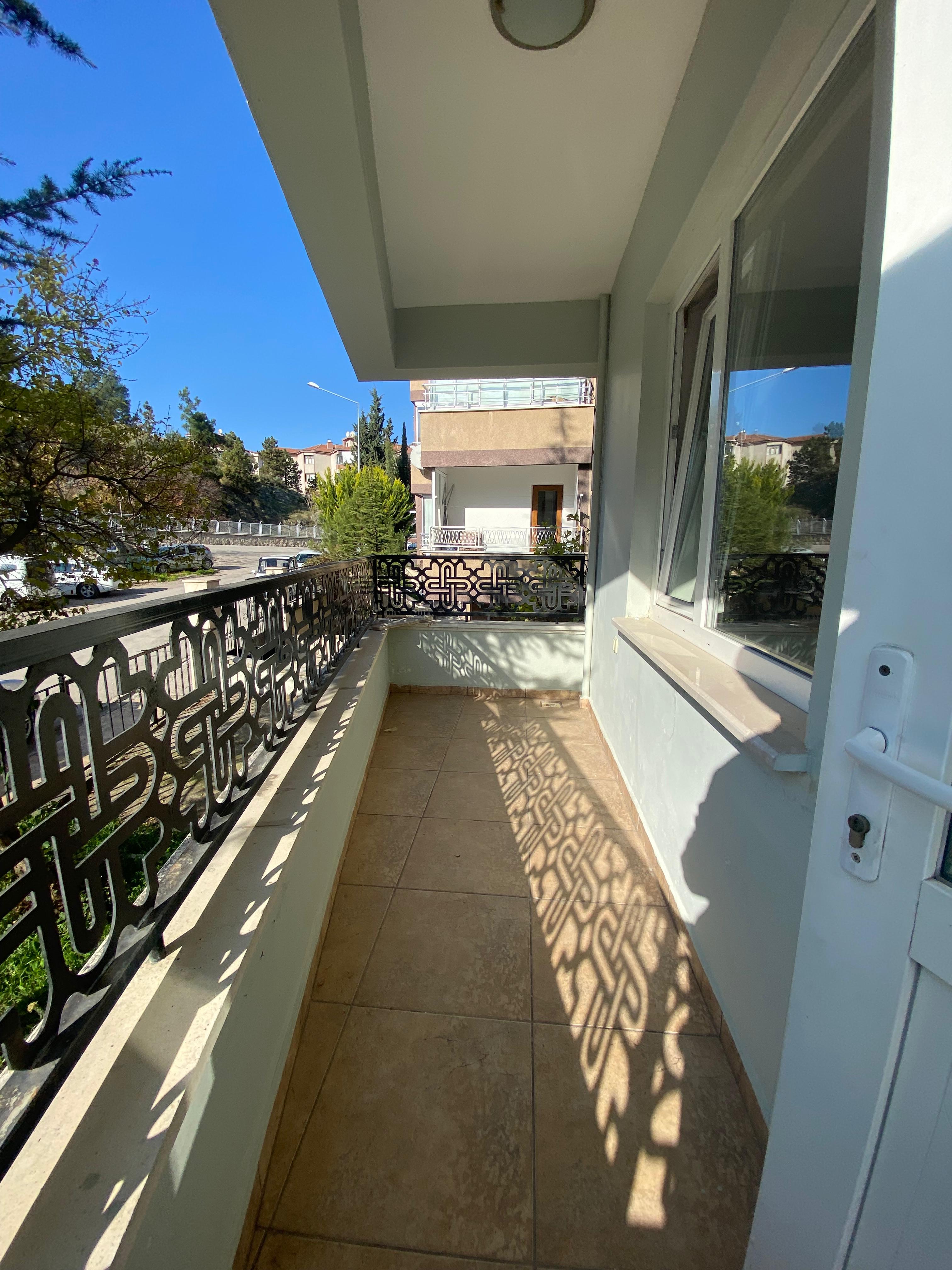 BAHÇELERİÇİ'NDE MERKEZİ KONUMDA 95M2 MUTFAK AYRI 2 BALKONLU 2+0