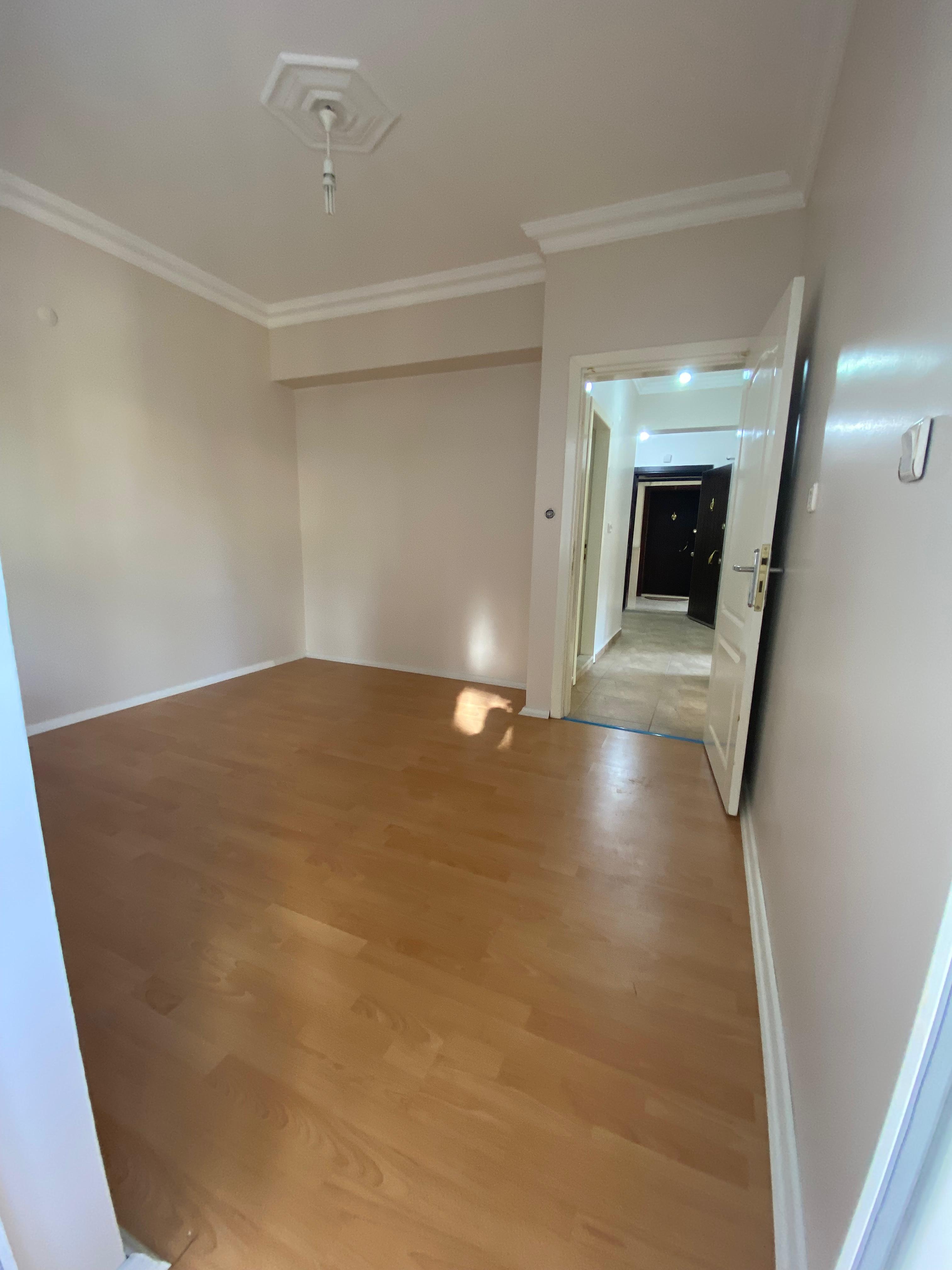 BAHÇELERİÇİ'NDE MERKEZİ KONUMDA 95M2 MUTFAK AYRI 2 BALKONLU 2+0