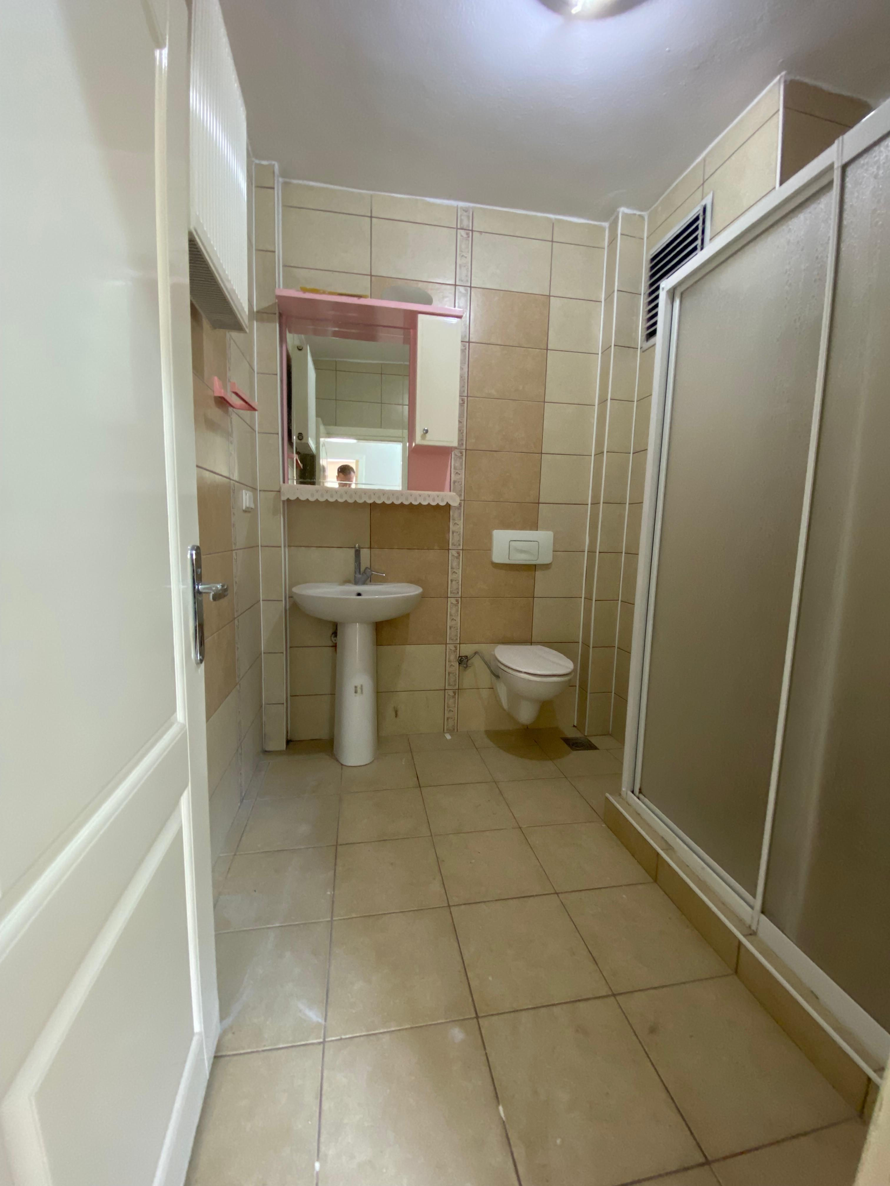 BAHÇELERİÇİ'NDE MERKEZİ KONUMDA 95M2 MUTFAK AYRI 2 BALKONLU 2+0