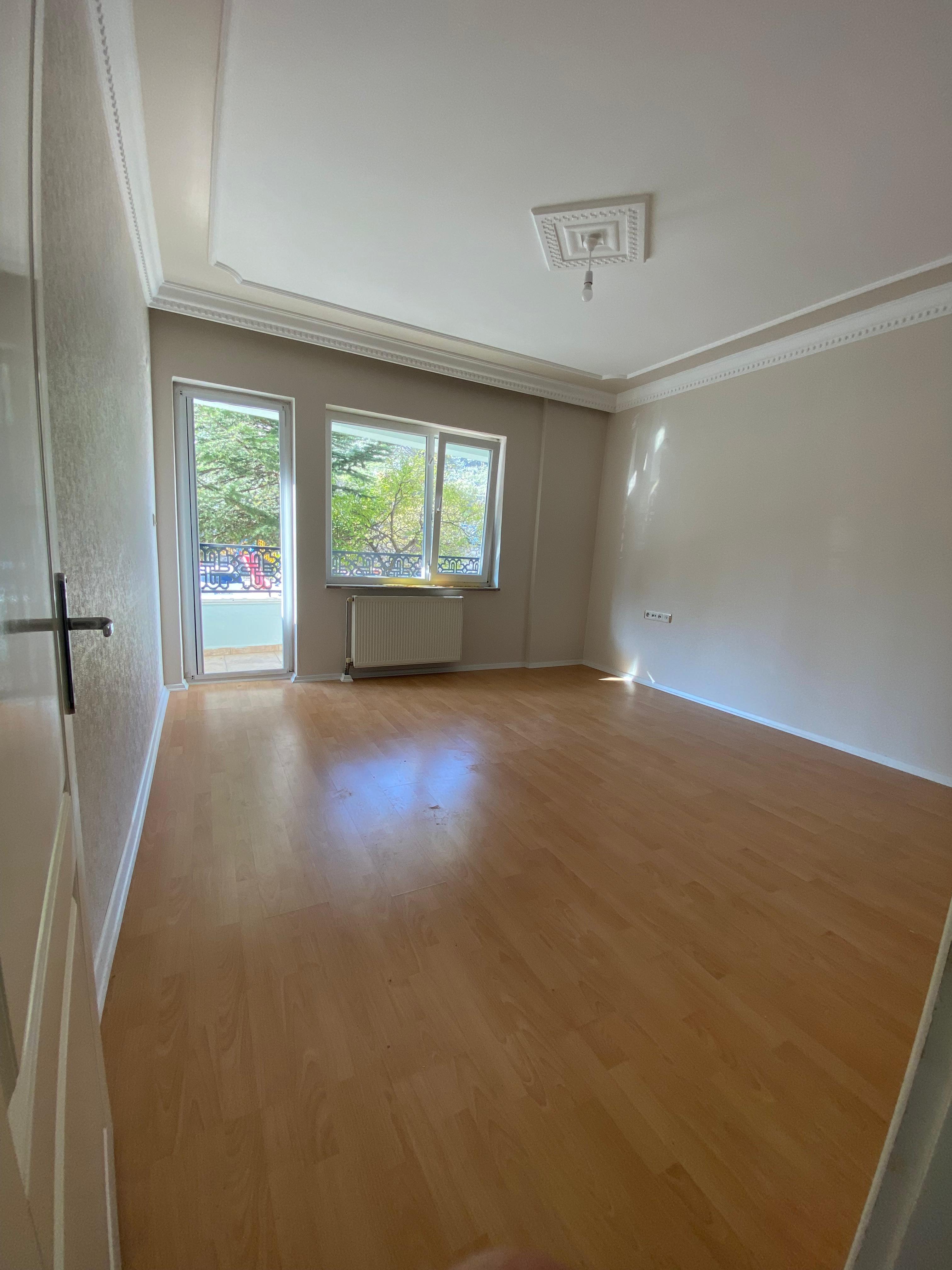 BAHÇELERİÇİ'NDE MERKEZİ KONUMDA 95M2 MUTFAK AYRI 2 BALKONLU 2+0