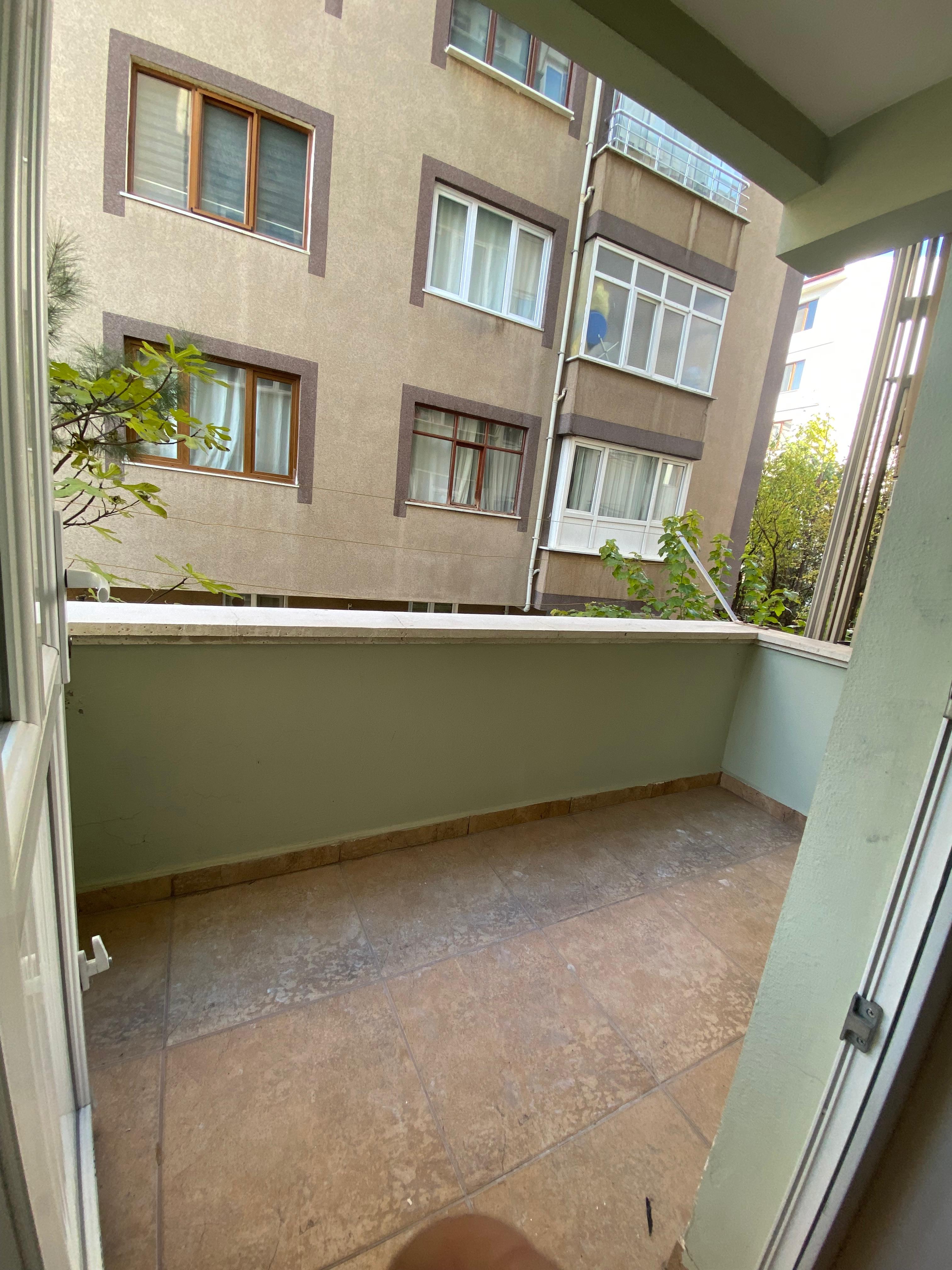 BAHÇELERİÇİ'NDE MERKEZİ KONUMDA 95M2 MUTFAK AYRI 2 BALKONLU 2+0