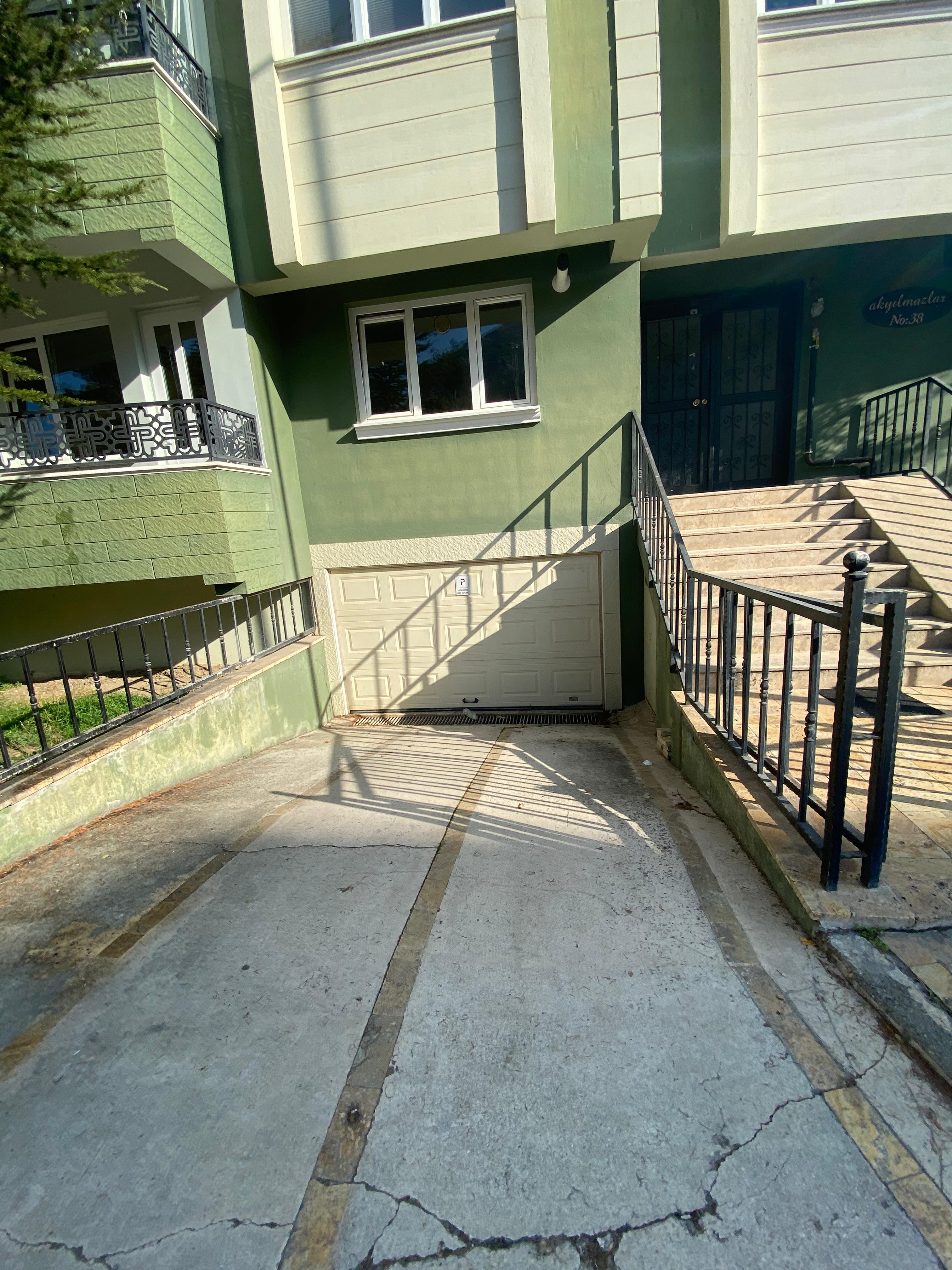 BAHÇELERİÇİ'NDE MERKEZİ KONUMDA 95M2 MUTFAK AYRI 2 BALKONLU 2+0