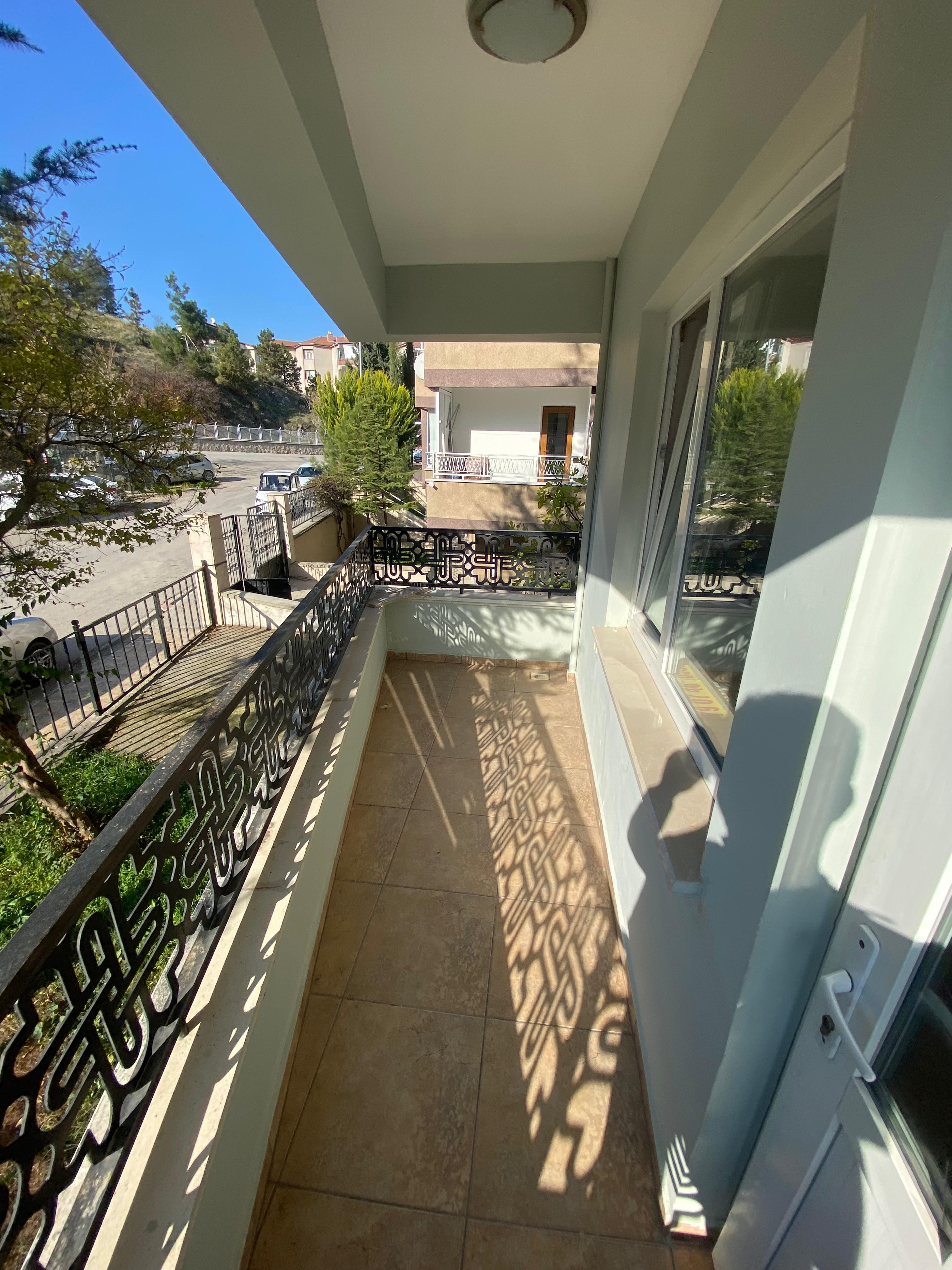 BAHÇELERİÇİ'NDE MERKEZİ KONUMDA 95M2 MUTFAK AYRI 2 BALKONLU 2+0