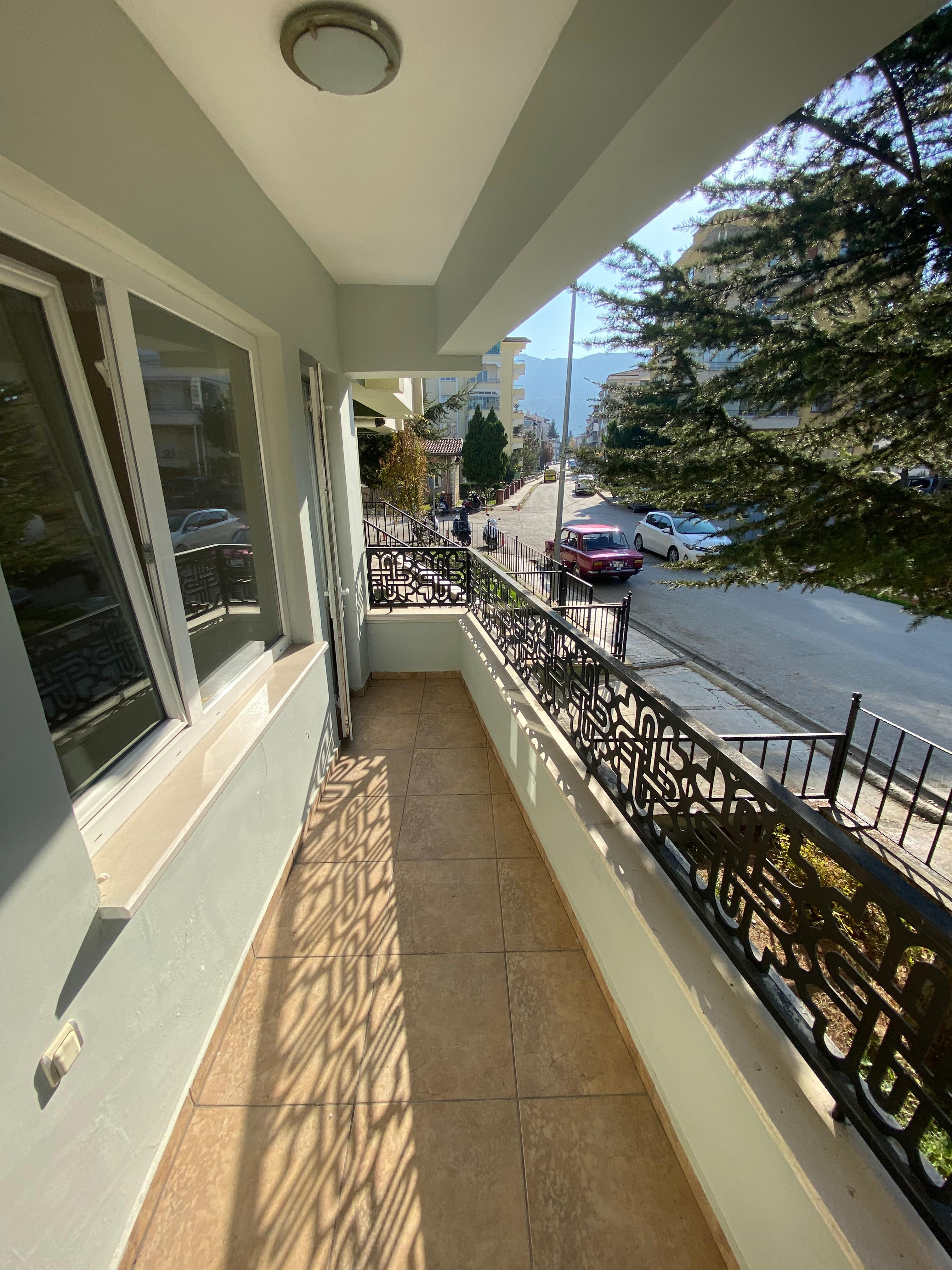 BAHÇELERİÇİ'NDE MERKEZİ KONUMDA 95M2 MUTFAK AYRI 2 BALKONLU 2+0