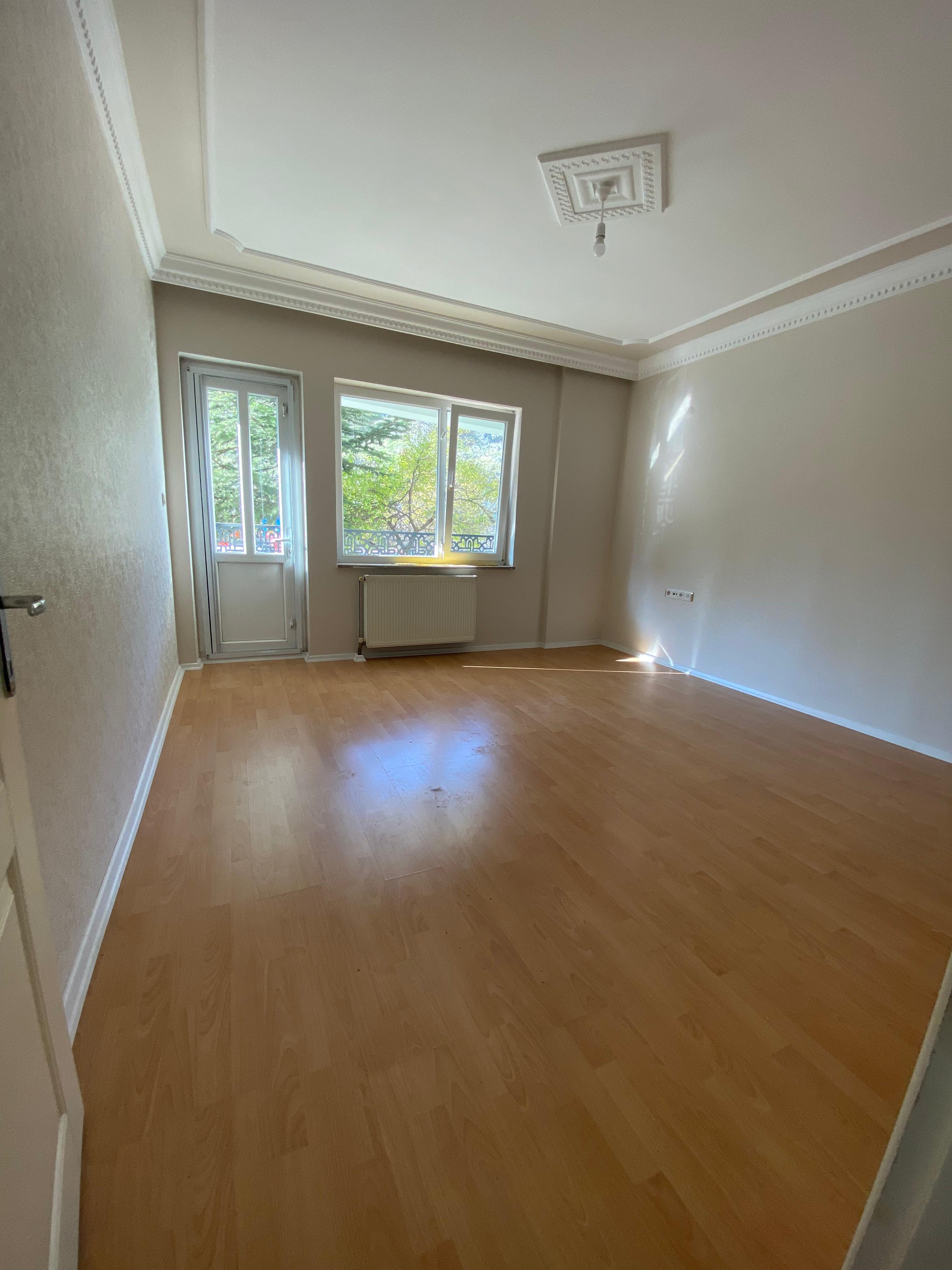 BAHÇELERİÇİ'NDE MERKEZİ KONUMDA 95M2 MUTFAK AYRI 2 BALKONLU 2+0