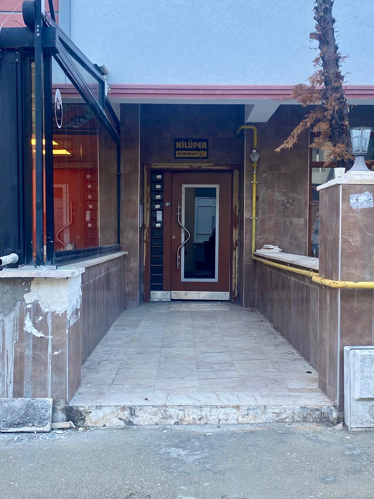 ACİL MİMARLIK FAKÜLTESİ ALTINDA SATILIK KİRACILI VE EŞYALI 1+1