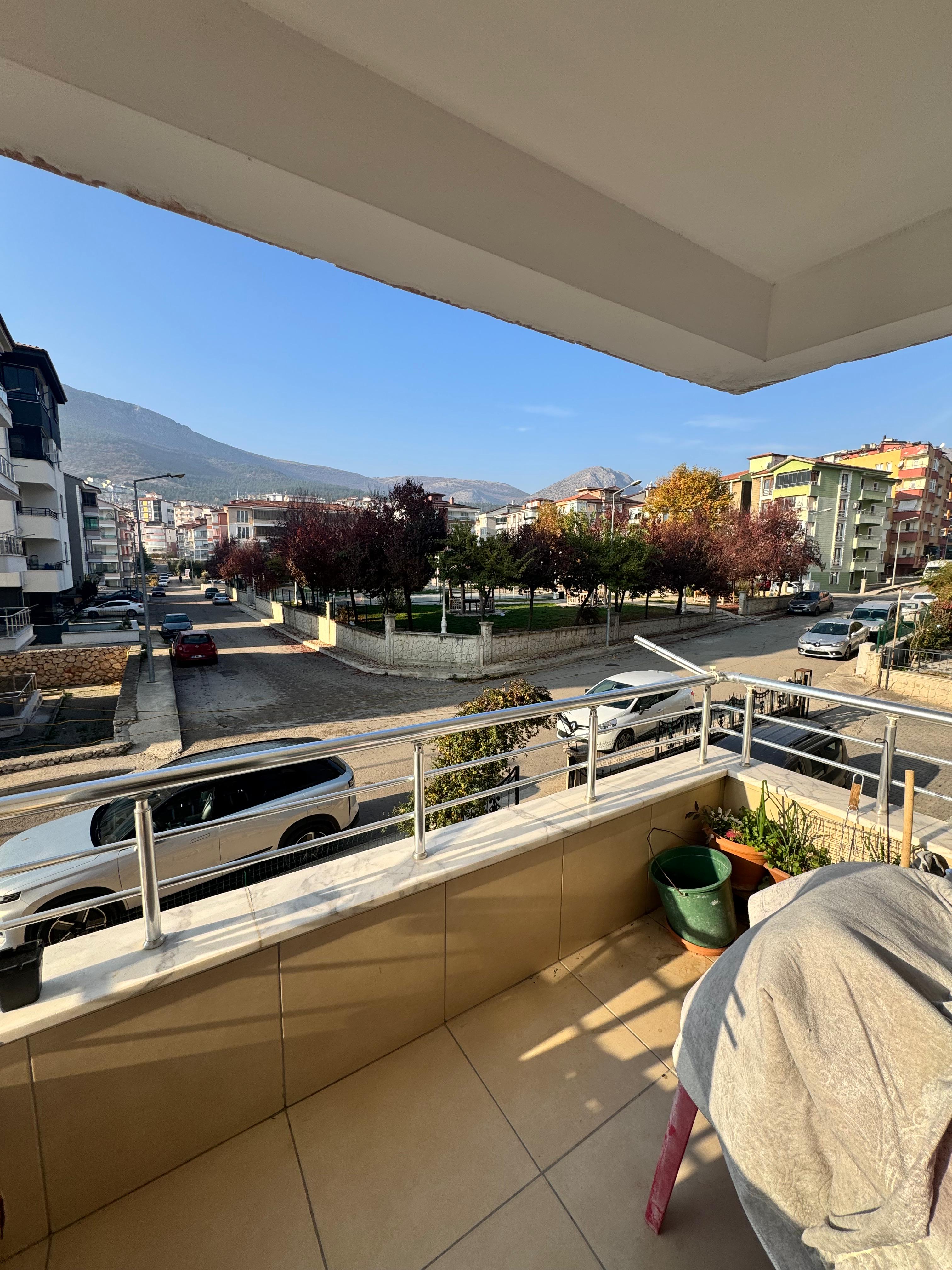 AKBİLEK'TE NOKTA KONUMDA ARAKAT ÖNCEPHE GENİŞ 3+1 DAİRE