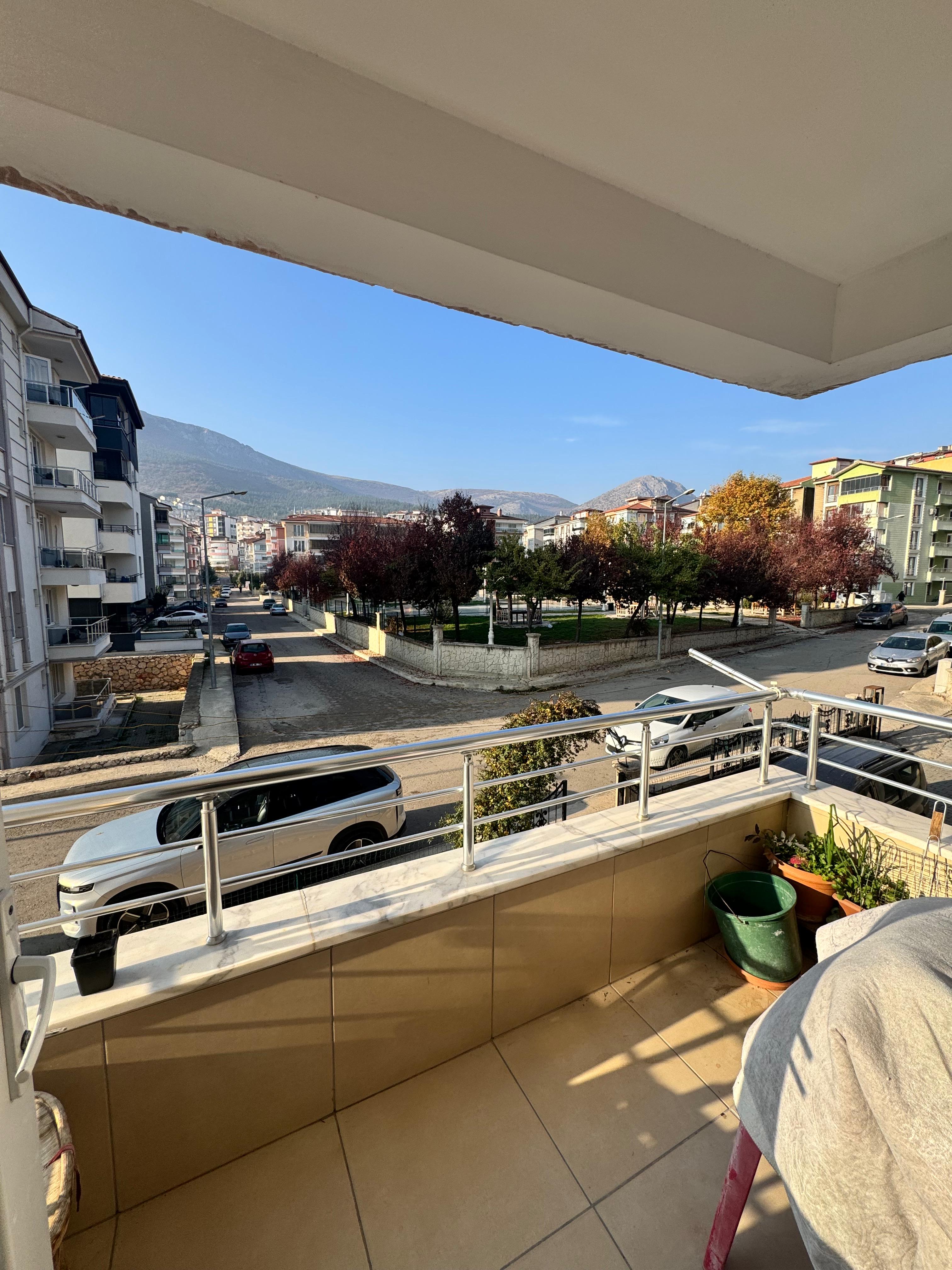 AKBİLEK'TE NOKTA KONUMDA ARAKAT ÖNCEPHE GENİŞ 3+1 DAİRE