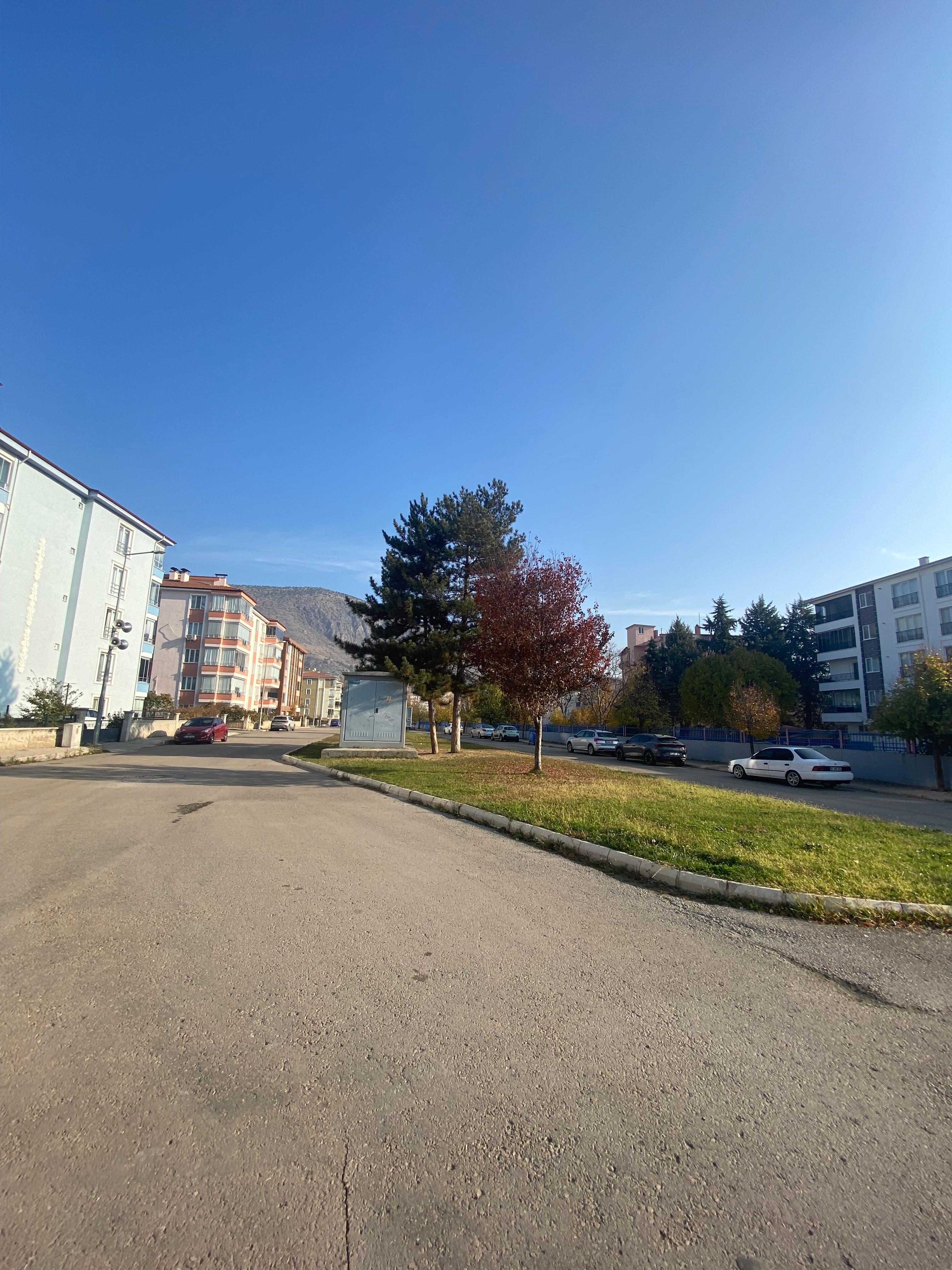 AKBİLEK'TE NOKTA KONUMDA ARAKAT ÖNCEPHE GENİŞ 3+1 DAİRE